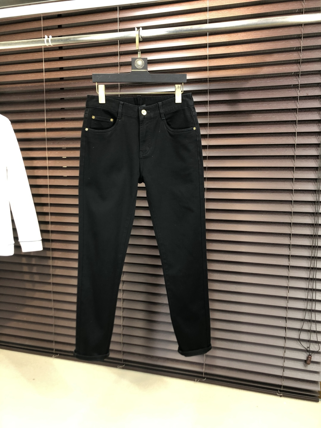 NO:712152,Replaced after the year. . Armani. 2025 autumn and winter high fashion style, super soft denim fabric, light washed jeans. The fabric is very special, ultra-fine fine imitation cotton yarn blend, super soft and comfortable. It has the casual and casual feel of denim, but also a sense of relaxation and fashion. The fabric surface is refreshing, slightly elastic, and super soft for a long wearing time. The whole pair of pants is made of traditional hand-rubbing technology, and is washed with light fermentation by natural stone grinding. The details are exquisite.  Size 29-38,,armani,jeans,19860909年后退换. .阿玛尼.2025秋冬高级时装感,超柔牛仔面料 , 浅色洗水牛仔裤. 面料很特殊,超细精仿棉纱混纺,超柔舒适感. 具备牛仔随性感 ,休闲感 ,b亦有轻松感 ,时尚感. 布面清爽,微弹力,c超柔穿着时间长, 整条裤子全传统手擦工艺,自然石磨轻酵洗水.细节精致感. 尺码29-38,,armani,jeans,,Men's clothing