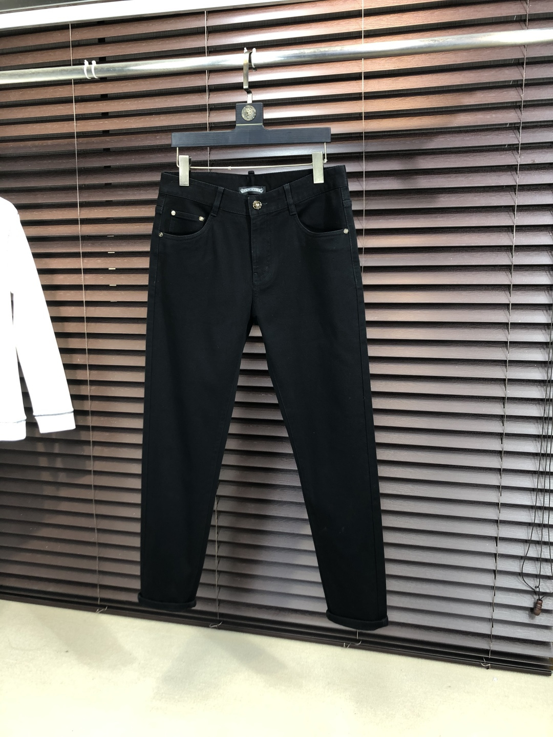 NO:712125,Replaced after the year. .Croxin. 2025 autumn and winter high fashion style, super soft denim fabric, light washed jeans. The fabric is very special, super fine imitation cotton yarn blend, super soft and comfortable. It has the casual and casual feel of denim, but also a sense of relaxation and fashion. The fabric surface is refreshing, slightly elastic, and super soft for a long wearing time. The whole pair of pants is made of traditional hand-rubbing technology, and is washed with natural stone and light fermentation. The details are exquisite.  Size 29-38,,chrome hearts,jeans,19860909年后退换. .克罗心.2025秋冬高级时装感,超柔牛仔面料 , 浅色洗水牛仔裤. 面料很特殊,超细精仿棉纱混纺,超柔舒适感. 具备牛仔随性感 ,休闲感 ,b亦有轻松感 ,时尚感. 布面清爽,微弹力,c超柔穿着时间长, 整条裤子全传统手擦工艺,自然石磨轻酵洗水.细节精致感. 尺码29-38,,chrome hearts,jeans,,Men's clothing