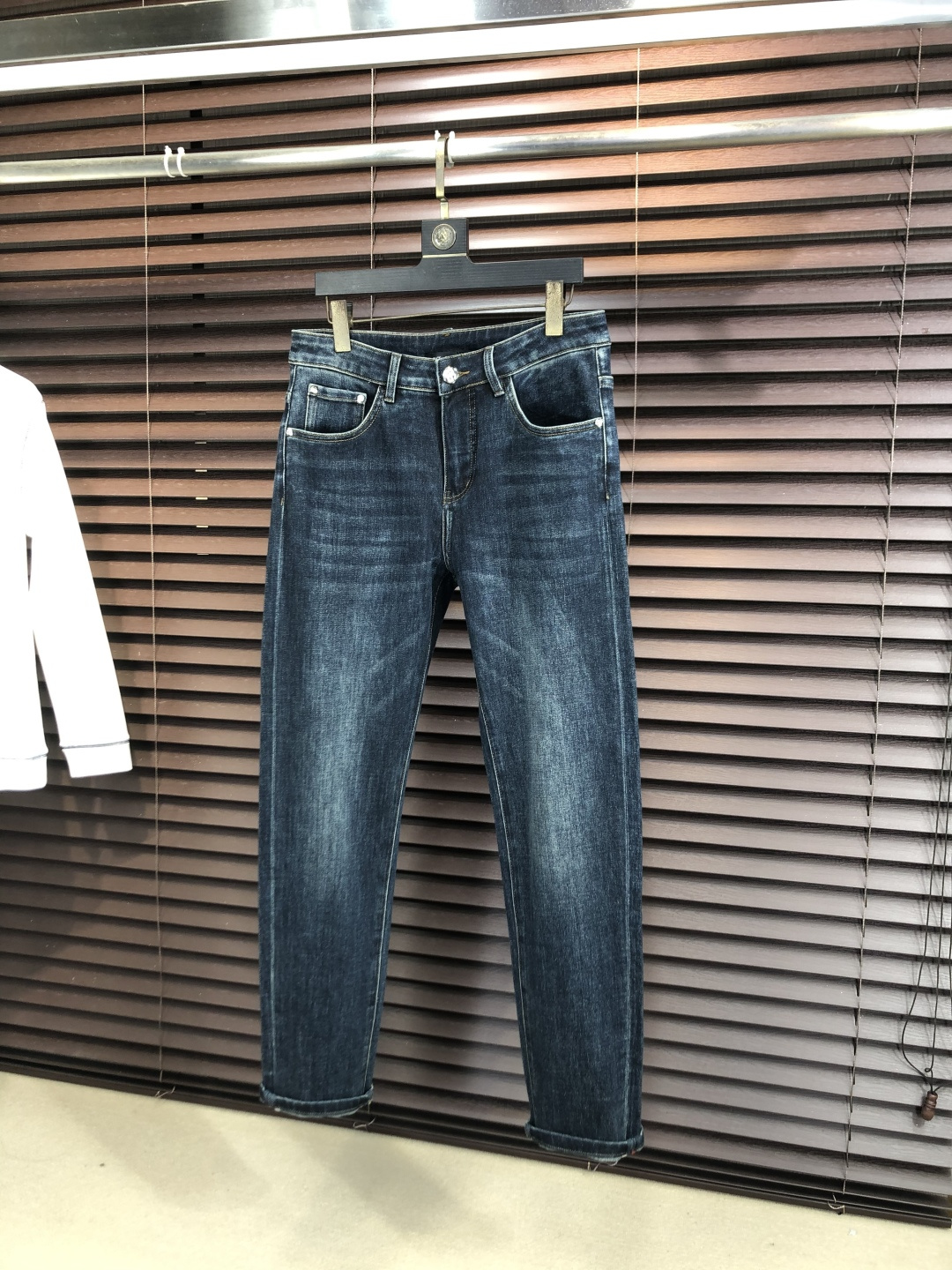 NO:712128,Replaced after the year. .D&G. 2025 autumn and winter high fashion style, super soft denim fabric, light-colored washed jeans. The fabric is very special, ultra-fine fine imitation cotton yarn blend, super soft and comfortable. It has the casual and casual feel of denim, but also has a sense of relaxation and fashion. The fabric surface is refreshing, slightly elastic, and super soft for a long time to wear. The entire pair of pants is made of traditional hand-rubbing technology, and is washed with natural stone and light fermentation. The details are exquisite.  Size 29-38,,Dolce&Gabbana,jeans,19860909年后退换. .D&G.2025秋冬高级时装感,超柔牛仔面料 , 浅色洗水牛仔裤. 面料很特殊,超细精仿棉纱混纺,超柔舒适感. 具备牛仔随性感 ,休闲感 ,b亦有轻松感 ,时尚感. 布面清爽,微弹力,c超柔穿着时间长, 整条裤子全传统手擦工艺,自然石磨轻酵洗水.细节精致感. 尺码29-38,,Dolce&Gabbana,jeans,,Men's clothing