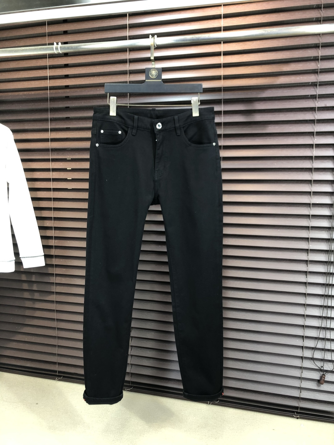 NO:712131,Replaced after the year. .Dior. 2025 autumn and winter high fashion style, super soft denim fabric, light-colored washed jeans. The fabric is very special, ultra-fine fine imitation cotton yarn blend, super soft and comfortable. It has the casual and casual feeling of denim, but also has a sense of relaxation and fashion. The fabric surface is refreshing, slightly elastic, and super soft for a long time to wear. The whole pair of pants is made of traditional hand-rubbing technology, and is washed with natural stone and light fermentation. The details are exquisite.  Size 29-38,,dior,jeans,19860909年后退换. .Dior.2025秋冬高级时装感,超柔牛仔面料 , 浅色洗水牛仔裤. 面料很特殊,超细精仿棉纱混纺,超柔舒适感. 具备牛仔随性感 ,休闲感 ,b亦有轻松感 ,时尚感. 布面清爽,微弹力,c超柔穿着时间长, 整条裤子全传统手擦工艺,自然石磨轻酵洗水.细节精致感. 尺码29-38,,dior,jeans,,Men's clothing