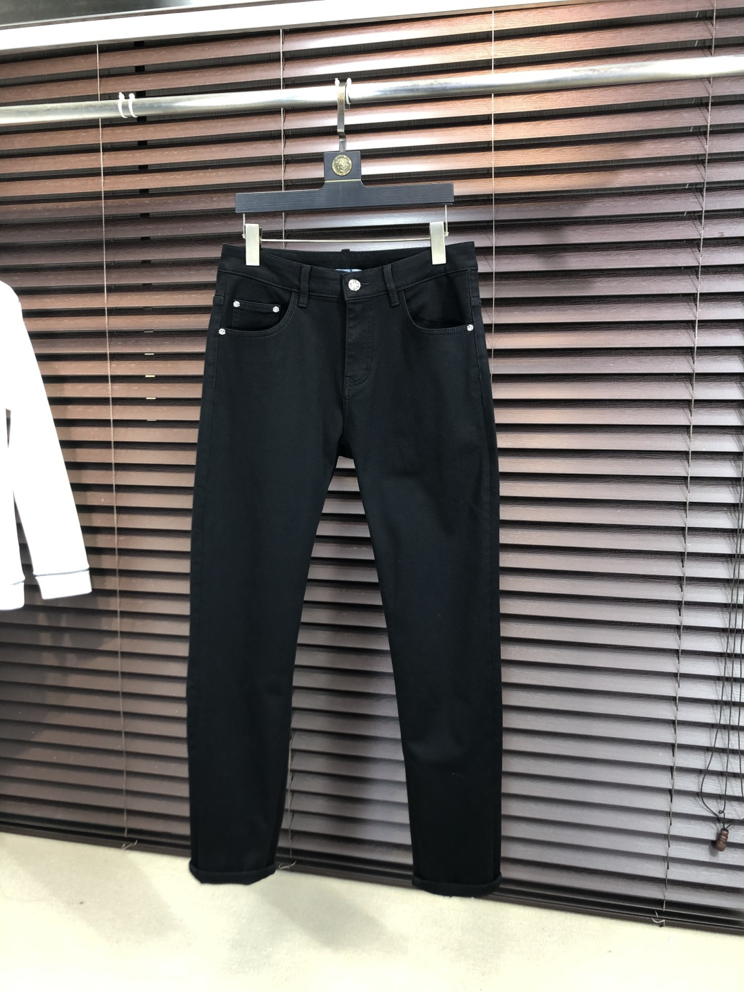 NO:712134,Replaced after the year. .Prada. 2025 autumn and winter high fashion style, super soft denim fabric, light-colored washed jeans. The fabric is very special, ultra-fine fine imitation cotton yarn blend, super soft and comfortable. It has the casual and casual feeling of denim, but also has a sense of relaxation and fashion. The fabric surface is refreshing, slightly elastic, and super soft for a long time to wear. The whole pair of pants is made of traditional hand-rubbing technology, and is washed with natural stone and light fermentation. The details are exquisite.  Size 29-38,,prada,jeans,19860909年后退换. .普拉达.2025秋冬高级时装感,超柔牛仔面料 , 浅色洗水牛仔裤. 面料很特殊,超细精仿棉纱混纺,超柔舒适感. 具备牛仔随性感 ,休闲感 ,b亦有轻松感 ,时尚感. 布面清爽,微弹力,c超柔穿着时间长, 整条裤子全传统手擦工艺,自然石磨轻酵洗水.细节精致感. 尺码29-38,,prada,jeans,,Men's clothing