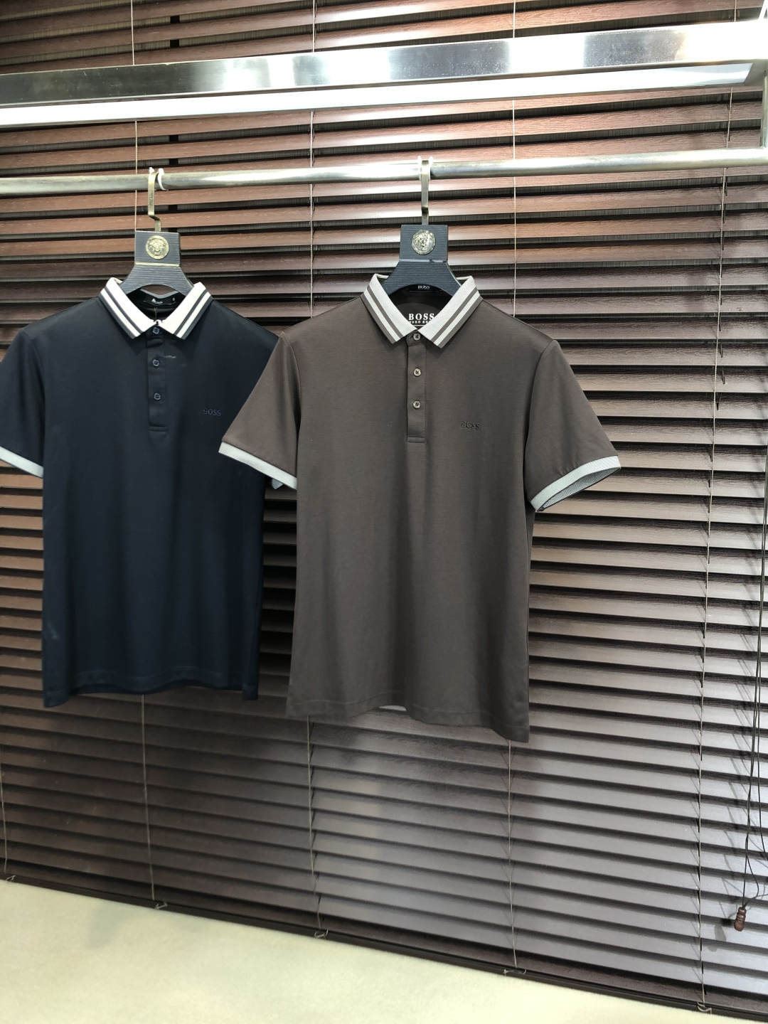 NO:745568,p.Boss.2026 spring and summer new men's logo short-sleeved polo shirt continues the classic business casual lapel polo shirt. This polo shirt is made of mercerized piqué cotton fabric, and the timeless design can transcend fashion trends. The classic style, the hf brand LOGO is three-dimensional and unique, making the whole body more detailed. Fitted version, the fabric is made of cotton piqué material, comfortable, skin-friendly, good breathability, and practical for daily commuting and leisure. Highly recommended. Size M-3XL  m wears 175/130,,T-shirt,19860909p .Boss.2026春夏新款男士标识短袖polo衫,延续经典商务休闲翻领POLO恤.该款Polo衫采用丝光珠地棉面料制成,隽永设计可跨越时尚潮流.经典款型,hf品牌LOGO立体别致,让整体更具细节感 合体的版型,面料采用全棉珠地料,舒适,亲肤,透气好,平时通勤休闲都很实穿的一款 强烈推荐.尺码M-3XL m穿175/130,,T-shirt,,Men's clothing