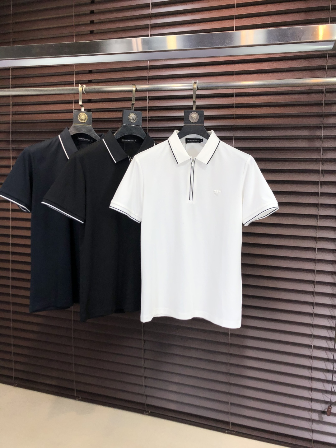 NO:745571,p. Armani. 2026 spring and summer new men's logo short-sleeved polo shirt, continuing the classic business casual lapel POLO shirt. This Polo shirt is made of mercerized piqué cotton fabric, and the timeless design can transcend fashion trends. The classic style, the hf brand LOGO is three-dimensional and unique, making the whole body more detailed. The fitted version, the fabric is made of cotton piqué material, comfortable, skin-friendly, and breathable. It is practical for daily commuting and leisure.  Highly recommended. Size M-3XL m wears 175/130, armani, T-shirt,19860909p .阿玛尼 .2026春夏新款男士标识短袖polo衫,延续经典商务休闲翻领POLO恤.该款Polo衫采用丝光珠地棉面料制成,隽永设计可跨越时尚潮流.经典款型,hf品牌LOGO立体别致,让整体更具细节感 合体的版型,面料采用全棉珠地料,舒适,亲肤,透气好,平时通勤休闲都很实穿的一款 强烈推荐.尺码M-3XL m穿175/130,,armani,T-shirt,,Men's clothing