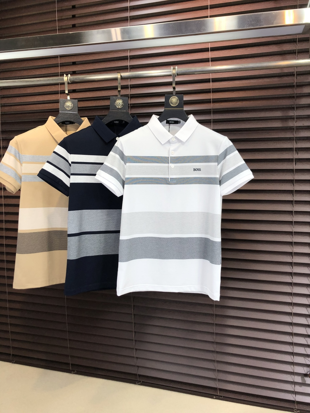 NO:745574,p.Boss.2026 spring and summer new men's logo short-sleeved polo shirt continues the classic business casual lapel polo shirt. This polo shirt is made of mercerized piqué cotton fabric, and the timeless design can transcend fashion trends. The classic style, the hf brand LOGO is three-dimensional and unique, making the whole body more detailed. Fitted version, the fabric is made of cotton piqué material, comfortable, skin-friendly, good breathability, and practical for daily commuting and leisure. Highly recommended. Size M-3XL  m wears 175/130,,T-shirt,19860909p .Boss.2026春夏新款男士标识短袖polo衫,延续经典商务休闲翻领POLO恤.该款Polo衫采用丝光珠地棉面料制成,隽永设计可跨越时尚潮流.经典款型,hf品牌LOGO立体别致,让整体更具细节感 合体的版型,面料采用全棉珠地料,舒适,亲肤,透气好,平时通勤休闲都很实穿的一款 强烈推荐.尺码M-3XL m穿175/130,,T-shirt,,Men's clothing