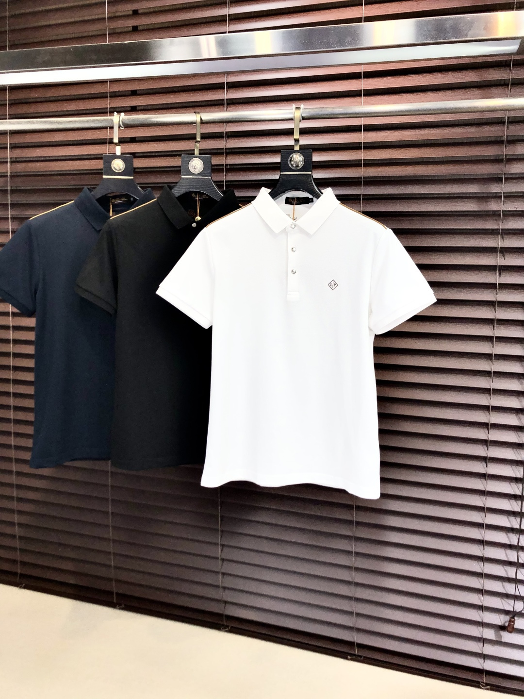 NO:745577,p.LP.2026 spring and summer new men's logo short-sleeved polo shirt, continuing the classic business casual lapel polo shirt. This polo shirt is made of mercerized piqué cotton fabric, and the timeless design can transcend fashion trends. The classic style, the hf brand LOGO is three-dimensional and unique, making the whole body more detailed. Fitted version, the fabric is made of cotton piqué material, comfortable, skin-friendly, good breathability, and practical for daily commuting and leisure. Highly recommended. Size M-3XL  m wears 175/130,,loro piana,T-shirt,19860909p .LP.2026春夏新款男士标识短袖polo衫,延续经典商务休闲翻领POLO恤.该款Polo衫采用丝光珠地棉面料制成,隽永设计可跨越时尚潮流.经典款型,hf品牌LOGO立体别致,让整体更具细节感 合体的版型,面料采用全棉珠地料,舒适,亲肤,透气好,平时通勤休闲都很实穿的一款 强烈推荐.尺码M-3XL m穿175/130,,loro piana,T-shirt,,Men's clothing