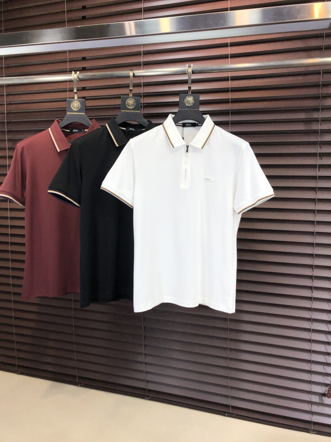 NO:745579,p.Boss.2026 spring and summer new men's logo short-sleeved polo shirt continues the classic business casual lapel polo shirt. This polo shirt is made of mercerized piqué cotton fabric, and the timeless design can transcend fashion trends. The classic style, the hf brand LOGO is three-dimensional and unique, making the whole body more detailed. Fitted version, the fabric is made of cotton piqué material, comfortable, skin-friendly, good breathability, and practical for daily commuting and leisure. Highly recommended. Size M-3XL  m wears 175/130,,T-shirt,19860909p .Boss.2026春夏新款男士标识短袖polo衫,延续经典商务休闲翻领POLO恤.该款Polo衫采用丝光珠地棉面料制成,隽永设计可跨越时尚潮流.经典款型,hf品牌LOGO立体别致,让整体更具细节感 合体的版型,面料采用全棉珠地料,舒适,亲肤,透气好,平时通勤休闲都很实穿的一款 强烈推荐.尺码M-3XL m穿175/130,,T-shirt,,Men's clothing