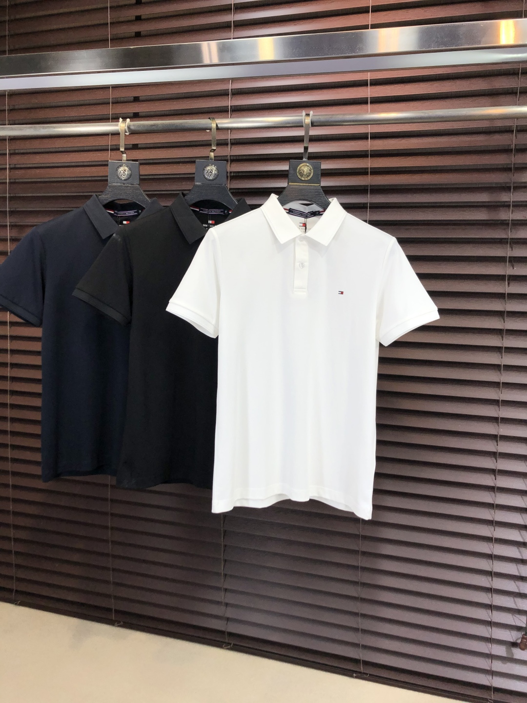 NO:745581,p. Tommy's 2026 spring and summer new men's logo short-sleeved polo shirt continues the classic business casual lapel polo shirt. This polo shirt is made of mercerized piqué cotton fabric, and the timeless design can transcend fashion trends. The classic style, the hf brand LOGO is three-dimensional and unique, making the whole body more detailed. Fitted version, the fabric is made of cotton piqué material, comfortable, skin-friendly, good breathability, and practical for daily commuting and leisure. Highly recommended. Size M-3XL  m wears 175/130,,tom ford,T-shirt,19860909p .Tommy 2026春夏新款男士标识短袖polo衫,延续经典商务休闲翻领POLO恤.该款Polo衫采用丝光珠地棉面料制成,隽永设计可跨越时尚潮流.经典款型,hf品牌LOGO立体别致,让整体更具细节感 合体的版型,面料采用全棉珠地料,舒适,亲肤,透气好,平时通勤休闲都很实穿的一款 强烈推荐.尺码M-3XL m穿175/130,,tom ford,T-shirt,,Men's clothing