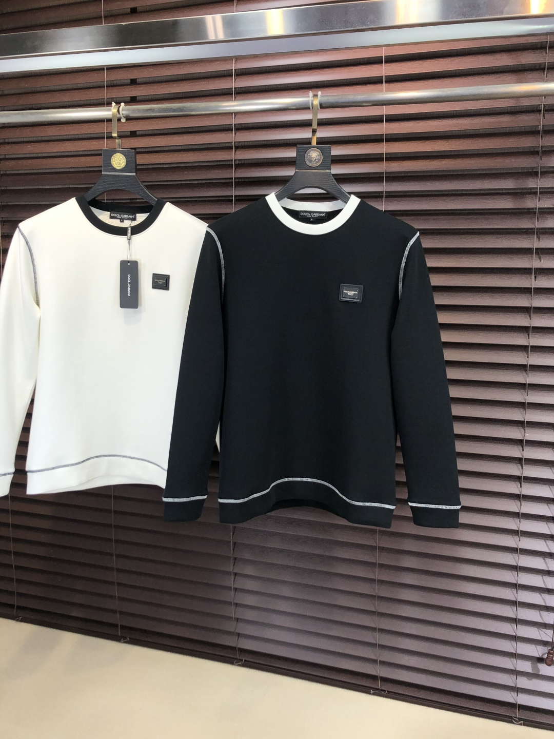 NO:745583,p.D&G.2026 early autumn new letter l space cotton sweatshirt. Channel boutique!  Urban series products, made with letter logo elements that are full of luxury, a must-have style for high-end temperament types, w5 is a single product with great accent and charm!  The original customized imported double-sided water-soluble cotton fabric has a comfortable hand feel, the embroidered letter design effect is quite exquisite, fashionable, classic and versatile!  Size M—XXXL. M wears 175/130 pounds, Dolce&Gabbana, hoodie, sweatshirts,19860909p .D&G.2026早秋新款字母l太空棉卫衣.渠道精品！都市系列产物,奢华程度满分的字母logo元素打造,高端气质型必入的极品款式,w5一款极具腔调感与魅力的单品！ 原版定制进口双面水溶棉面料,手感舒适,刺绣字母设计效果相当精致,时尚经典百搭！ 尺码M—XXXL.m穿175/130斤,,Dolce&Gabbana,hoodie,sweatshirts,,Men's clothing