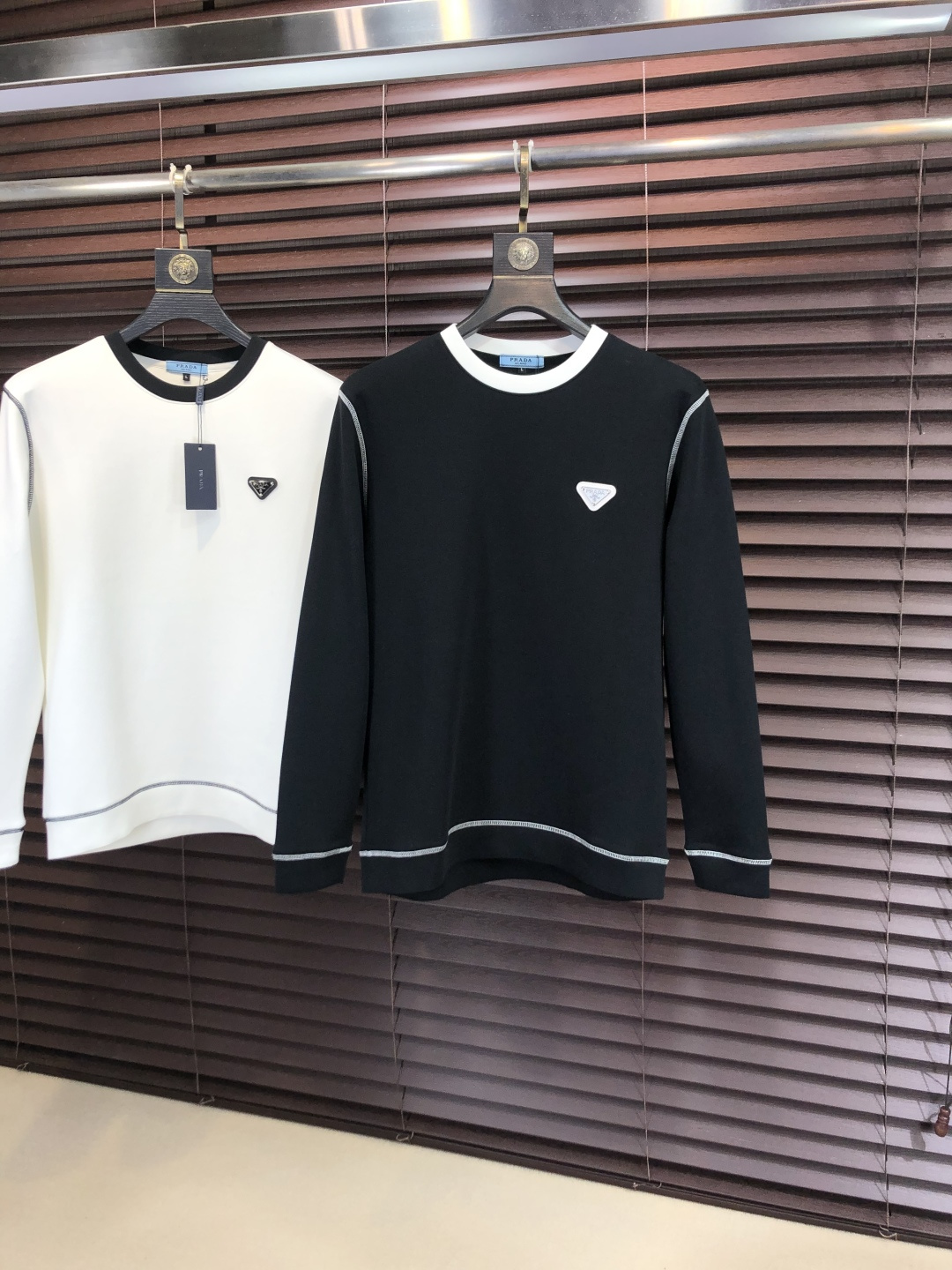 NO:745585,p. Prada. 2026 early autumn new letter L space cotton sweatshirt. Channel boutique!  Urban series products, made with letter logo elements that are full of luxury, a must-have style for high-end temperament types, w5 is a single product with great accent and charm!  The original customized imported double-sided water-soluble cotton fabric has a comfortable hand feel, the embroidered letter design effect is quite exquisite, fashionable, classic and versatile!  Size M—XXXL. M wears 175/130 pounds, prada, hoodie, sweatshirts,19860909p .普拉达.2026早秋新款字母l太空棉卫衣.渠道精品！都市系列产物,奢华程度满分的字母logo元素打造,高端气质型必入的极品款式,w5一款极具腔调感与魅力的单品！ 原版定制进口双面水溶棉面料,手感舒适,刺绣字母设计效果相当精致,时尚经典百搭！ 尺码M—XXXL.m穿175/130斤,,prada,hoodie,sweatshirts,,Men's clothing