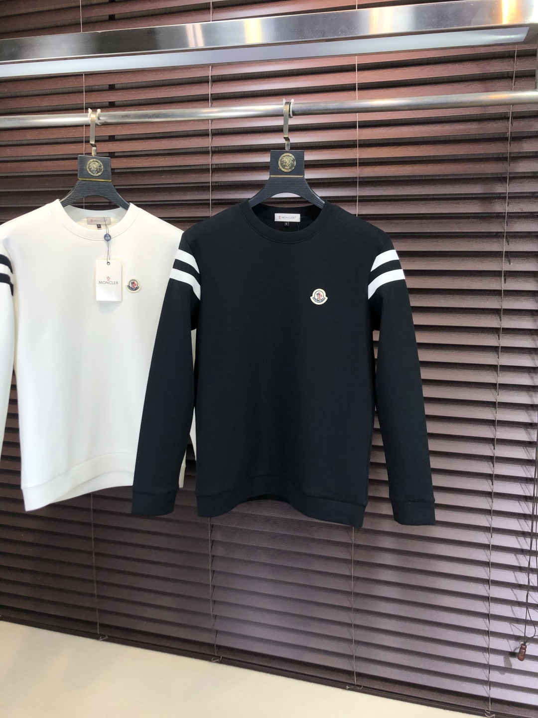 NO:745586,p. Meng Mouth. 2026 early autumn new letter l space cotton sweatshirt. Channel boutique!  Urban series products, made with letter logo elements that are full of luxury, a must-have style for high-end temperament types, w5 is a single product with great accent and charm!  The original customized imported double-sided water-soluble cotton fabric has a comfortable hand feel, the embroidered letter design effect is quite exquisite, fashionable, classic and versatile!  Size M—XXXL. M wears 175/130 pounds, Moncler, hoodie, sweatshirts,19860909p .蒙口.2026早秋新款字母l太空棉卫衣.渠道精品！都市系列产物,奢华程度满分的字母logo元素打造,高端气质型必入的极品款式,w5一款极具腔调感与魅力的单品！ 原版定制进口双面水溶棉面料,手感舒适,刺绣字母设计效果相当精致,时尚经典百搭！ 尺码M—XXXL.m穿175/130斤,,Moncler,hoodie,sweatshirts,,Men's clothing