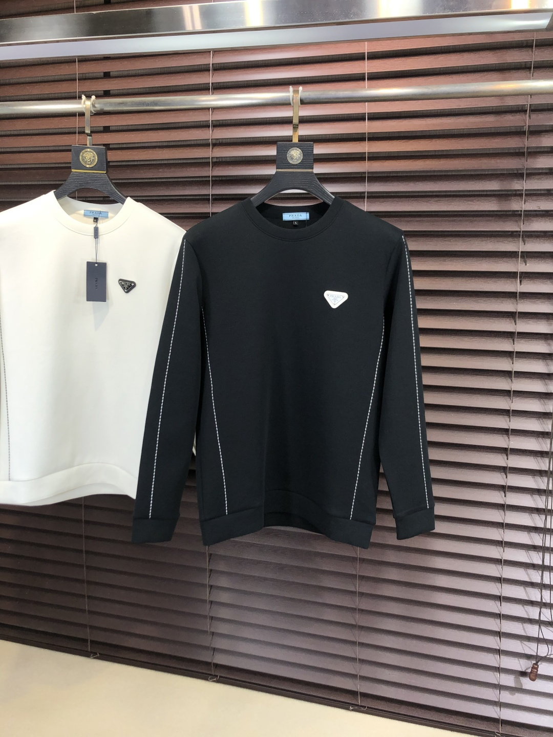 NO:745589,p. Prada. 2026 early autumn new letter L space cotton sweatshirt. Channel boutique!  Urban series products, made with letter logo elements that are full of luxury, a must-have style for high-end temperament types, w5 is a single product with great accent and charm!  The original customized imported double-sided water-soluble cotton fabric has a comfortable hand feel, the embroidered letter design effect is quite exquisite, fashionable, classic and versatile!  Size M—XXXL. M wears 175/130 pounds, prada, hoodie, sweatshirts,19860909p .普拉达.2026早秋新款字母l太空棉卫衣.渠道精品！都市系列产物,奢华程度满分的字母logo元素打造,高端气质型必入的极品款式,w5一款极具腔调感与魅力的单品！ 原版定制进口双面水溶棉面料,手感舒适,刺绣字母设计效果相当精致,时尚经典百搭！ 尺码M—XXXL.m穿175/130斤,,prada,hoodie,sweatshirts,,Men's clothing