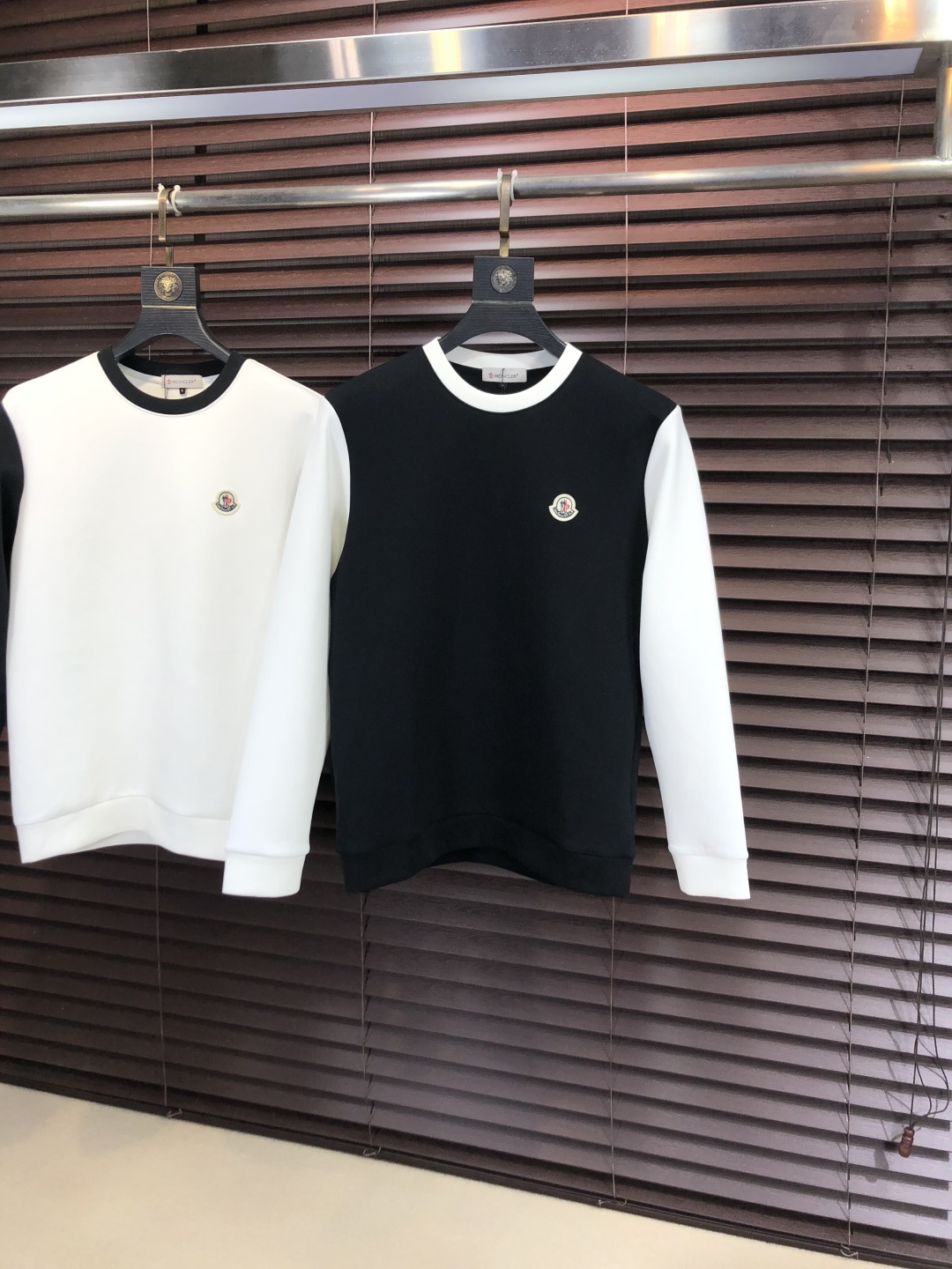 NO:745592,p. Meng Mouth. 2026 early autumn new letter l space cotton sweatshirt. Channel boutique!  Urban series products, made with letter logo elements that are full of luxury, a must-have style for high-end temperament types, w5 is a single product with great accent and charm!  The original customized imported double-sided water-soluble cotton fabric has a comfortable hand feel, the embroidered letter design effect is quite exquisite, fashionable, classic and versatile!  Size M—XXXL. M wears 175/130 pounds, Moncler, hoodie, sweatshirts,19860909p .蒙口.2026早秋新款字母l太空棉卫衣.渠道精品！都市系列产物,奢华程度满分的字母logo元素打造,高端气质型必入的极品款式,w5一款极具腔调感与魅力的单品！ 原版定制进口双面水溶棉面料,手感舒适,刺绣字母设计效果相当精致,时尚经典百搭！ 尺码M—XXXL.m穿175/130斤,,Moncler,hoodie,sweatshirts,,Men's clothing