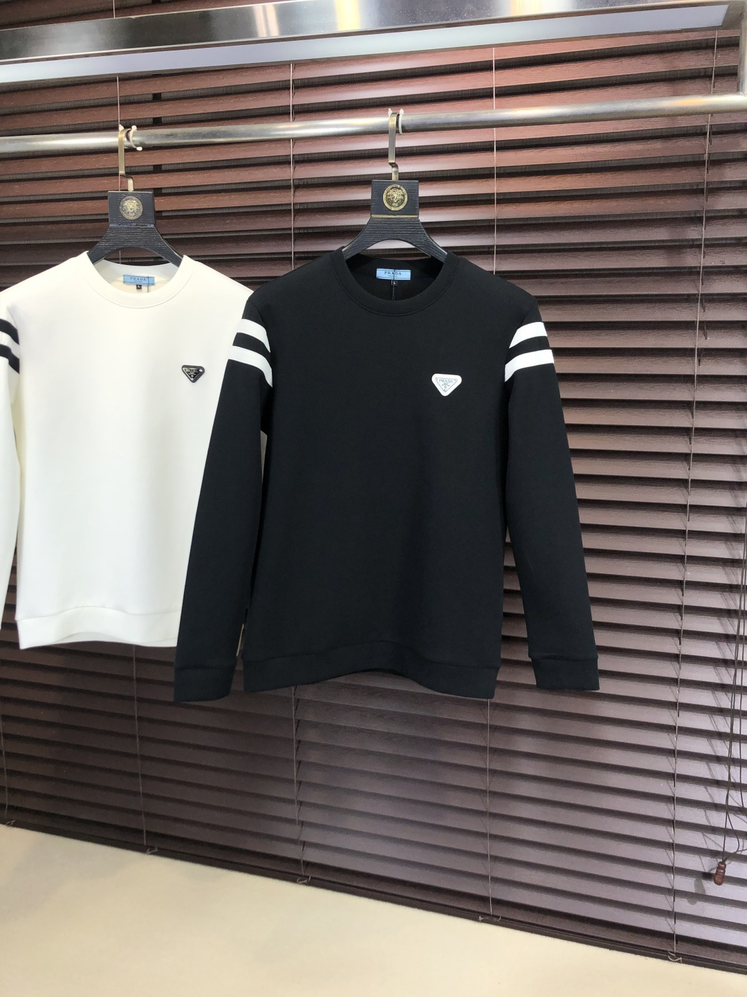 NO:745595,p. Prada. 2026 early autumn new letter L space cotton sweatshirt. Channel boutique!  Urban series products, made with letter logo elements that are full of luxury, a must-have style for high-end temperament types, w5 is a single product with great accent and charm!  The original customized imported double-sided water-soluble cotton fabric has a comfortable hand feel, the embroidered letter design effect is quite exquisite, fashionable, classic and versatile!  Size M—XXXL. M wears 175/130 pounds, prada, hoodie, sweatshirts,19860909p .普拉达.2026早秋新款字母l太空棉卫衣.渠道精品！都市系列产物,奢华程度满分的字母logo元素打造,高端气质型必入的极品款式,w5一款极具腔调感与魅力的单品！ 原版定制进口双面水溶棉面料,手感舒适,刺绣字母设计效果相当精致,时尚经典百搭！ 尺码M—XXXL.m穿175/130斤,,prada,hoodie,sweatshirts,,Men's clothing