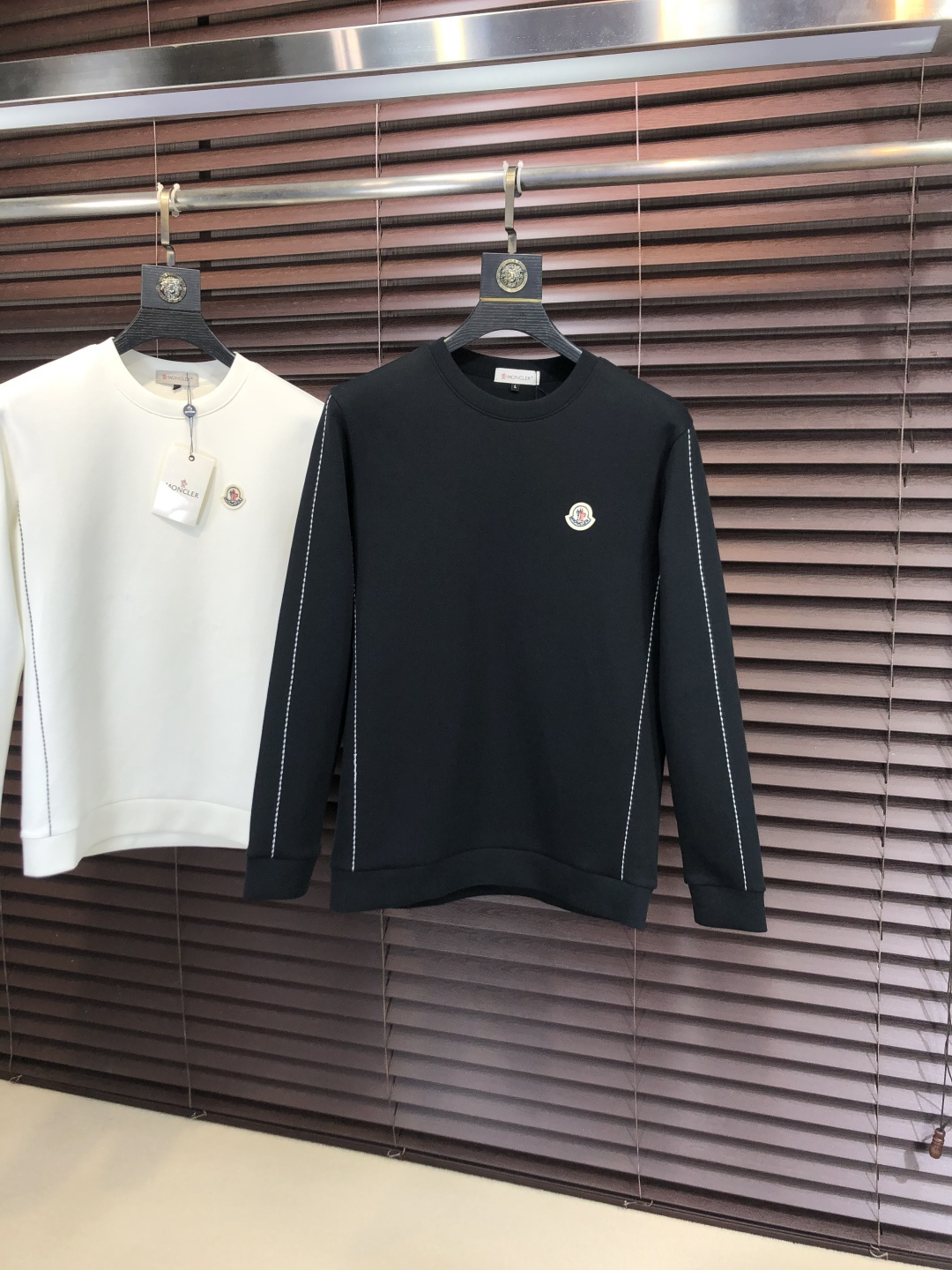 NO:745598,p. Meng Mouth. 2026 early autumn new letter l space cotton sweatshirt. Channel boutique!  Urban series products, made with letter logo elements that are full of luxury, a must-have style for high-end temperament types, w5 is a single product with great accent and charm!  The original customized imported double-sided water-soluble cotton fabric has a comfortable hand feel, the embroidered letter design effect is quite exquisite, fashionable, classic and versatile!  Size M—XXXL. M wears 175/130 pounds, Moncler, hoodie, sweatshirts,19860909p .蒙口.2026早秋新款字母l太空棉卫衣.渠道精品！都市系列产物,奢华程度满分的字母logo元素打造,高端气质型必入的极品款式,w5一款极具腔调感与魅力的单品！ 原版定制进口双面水溶棉面料,手感舒适,刺绣字母设计效果相当精致,时尚经典百搭！ 尺码M—XXXL.m穿175/130斤,,Moncler,hoodie,sweatshirts,,Men's clothing