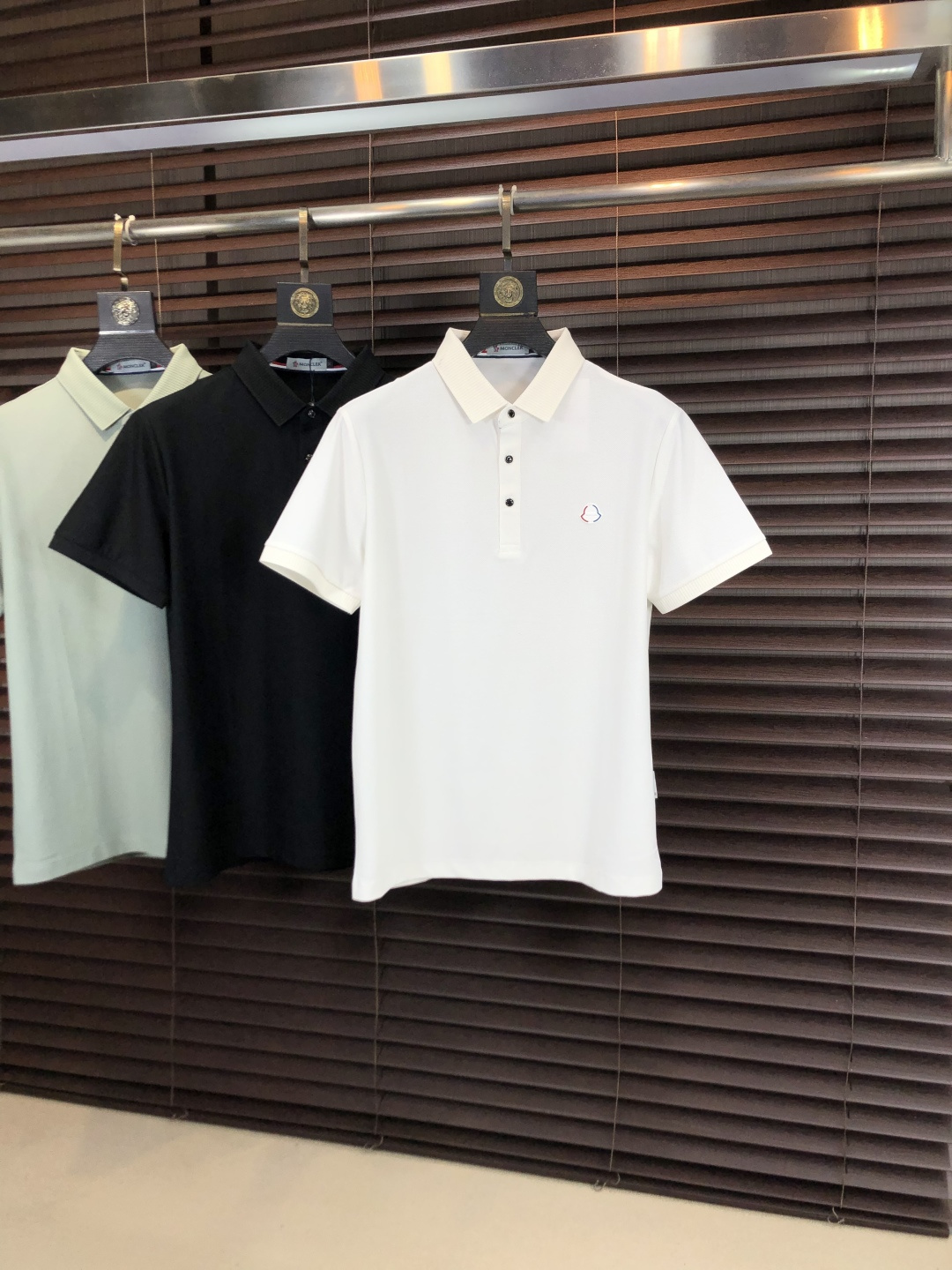 NO:756662,. Covered mouth. 2026 spring and summer new men's logo short-sleeved polo shirt, continuing the classic business casual lapel polo shirt. This polo shirt is made of mercerized piqué cotton fabric, and the timeless design can transcend fashion trends. Classic style, 1f brand LOGO is three-dimensional and unique, making the whole body more detailed. Fitted version, the fabric is made of cotton piqué material, comfortable, skin-friendly, good breathability, and practical for daily commuting and leisure. Highly recommended. Size M-3XL  m wears 175/130,,Moncler,T-shirt,19860909. .蒙口.2026春夏新款男士标识短袖polo衫,延续经典商务休闲翻领POLO恤.该款Polo衫采用丝光珠地棉面料制成,隽永设计可跨越时尚潮流.经典款型,1f品牌LOGO立体别致,让整体更具细节感 合体的版型,面料采用全棉珠地料,舒适,亲肤,透气好,平时通勤休闲都很实穿的一款 强烈推荐.尺码M-3XL m穿175/130,,Moncler,T-shirt,,Men's clothing