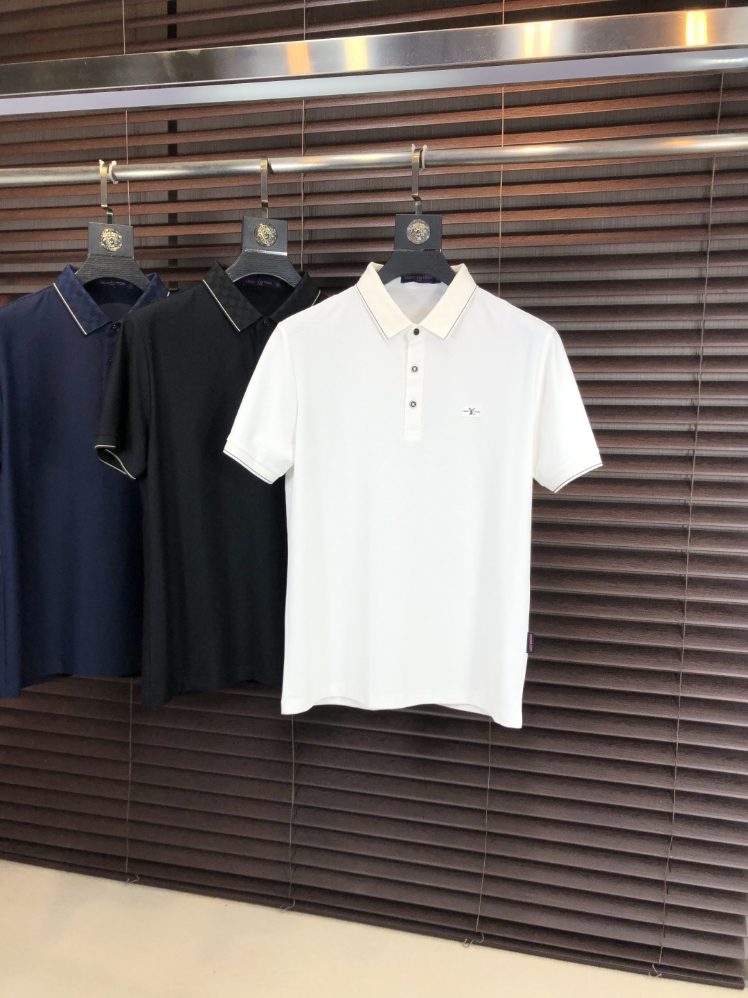 NO:756665,.Lv.2026 spring and summer new men's logo short-sleeved polo shirt, continuing the classic business casual lapel polo shirt. This polo shirt is made of mercerized piqué cotton fabric, and the timeless design can transcend fashion trends. Classic style, 1f brand LOGO is three-dimensional and unique, making the whole body more detailed. Fitted version, the fabric is made of cotton piqué material, comfortable, skin-friendly, good breathability, practical for daily commuting and leisure. Highly recommended. Size M-3XL  m wears 175/130,,louis vuitton,T-shirt,19860909. .Lv.2026春夏新款男士标识短袖polo衫,延续经典商务休闲翻领POLO恤.该款Polo衫采用丝光珠地棉面料制成,隽永设计可跨越时尚潮流.经典款型,1f品牌LOGO立体别致,让整体更具细节感 合体的版型,面料采用全棉珠地料,舒适,亲肤,透气好,平时通勤休闲都很实穿的一款 强烈推荐.尺码M-3XL m穿175/130,,louis vuitton,T-shirt,,Men's clothing