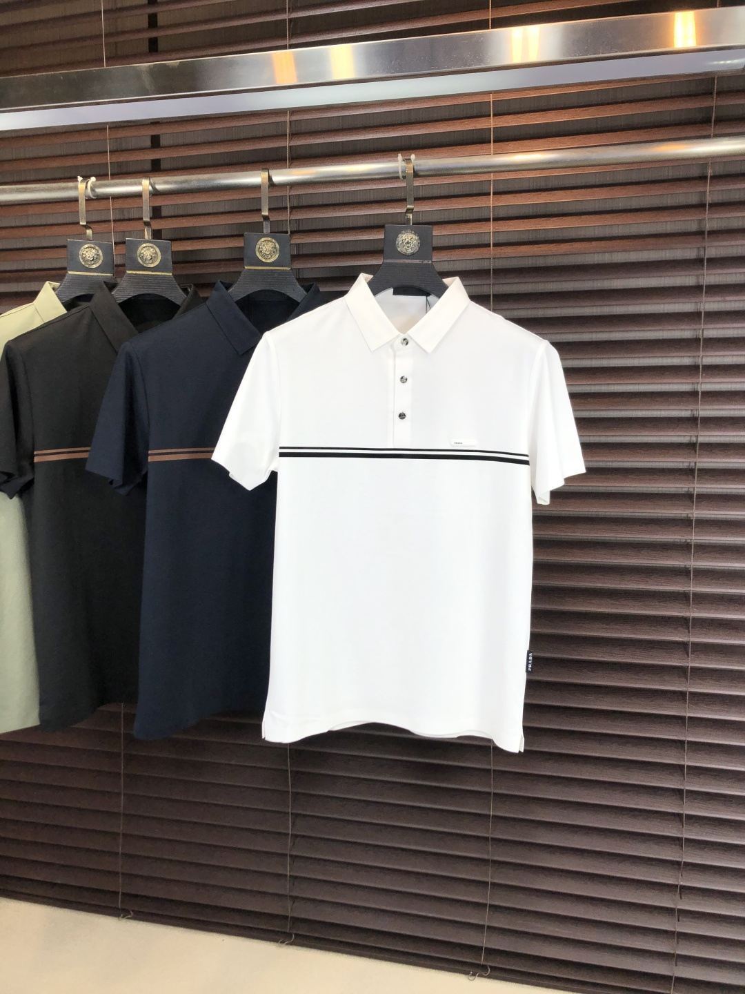 NO:756668,. .Prada. 2026 spring and summer new men's logo short-sleeved polo shirt, continuing the classic business casual lapel polo shirt. This polo shirt is made of mercerized piqué cotton fabric, and the timeless design can transcend fashion trends. Classic style, 1f brand LOGO is three-dimensional and unique, making the whole body more detailed. Fitted version, the fabric is made of cotton piqué material, comfortable, skin-friendly, good breathability, and practical for daily commuting and leisure. Highly recommended. Size M-3XL  m wears 175/130,,prada,T-shirt,19860909. .普拉达.2026春夏新款男士标识短袖polo衫,延续经典商务休闲翻领POLO恤.该款Polo衫采用丝光珠地棉面料制成,隽永设计可跨越时尚潮流.经典款型,1f品牌LOGO立体别致,让整体更具细节感 合体的版型,面料采用全棉珠地料,舒适,亲肤,透气好,平时通勤休闲都很实穿的一款 强烈推荐.尺码M-3XL m穿175/130,,prada,T-shirt,,Men's clothing