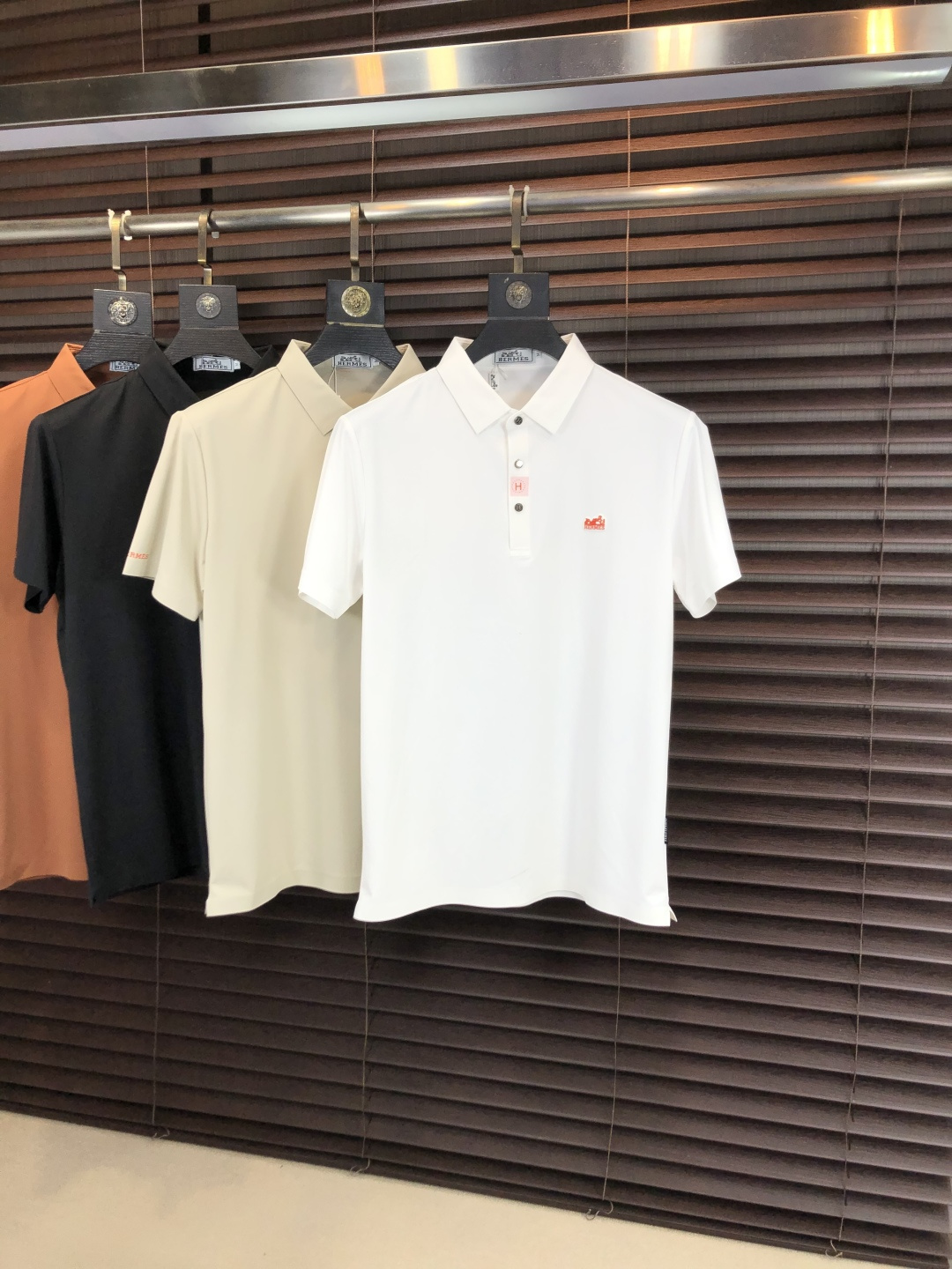 NO:756671,. Hermès. 2026 spring and summer new men's logo short-sleeved polo shirt, continuing the classic business casual lapel polo shirt. This polo shirt is made of mercerized piqué cotton fabric, and the timeless design can transcend fashion trends. The classic style, the 1f brand LOGO is three-dimensional and unique, making the whole body more detailed. The fit version, the fabric is made of cotton piqué material, comfortable, skin-friendly, and breathable. It is practical for daily commuting and leisure.  Highly recommended. Size M-3XL m wears 175/130, hermes, T-shirt,19860909. .爱马仕.2026春夏新款男士标识短袖polo衫,延续经典商务休闲翻领POLO恤.该款Polo衫采用丝光珠地棉面料制成,隽永设计可跨越时尚潮流.经典款型,1f品牌LOGO立体别致,让整体更具细节感 合体的版型,面料采用全棉珠地料,舒适,亲肤,透气好,平时通勤休闲都很实穿的一款 强烈推荐.尺码M-3XL m穿175/130,,hermes,T-shirt,,Men's clothing