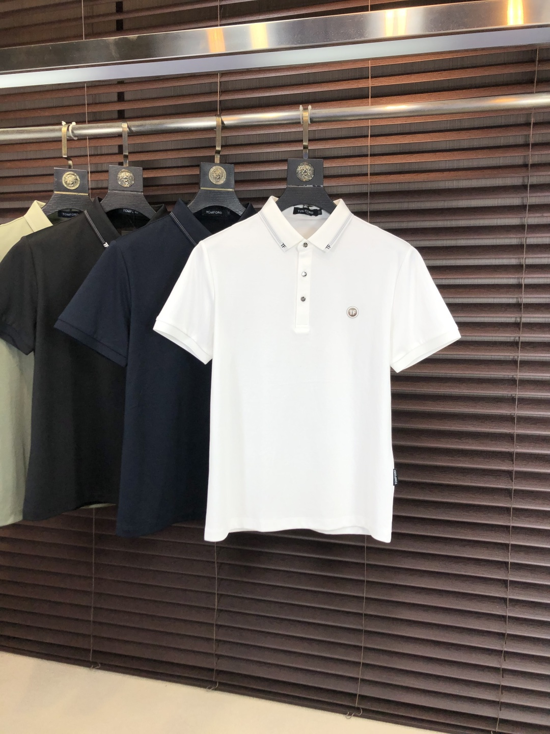 NO:756674,. .TF.2026 spring and summer new men's logo short-sleeved polo shirt continues the classic business casual lapel polo shirt. This polo shirt is made of mercerized piqué cotton fabric, and its timeless design can transcend fashion trends. Classic style, 1f brand LOGO is three-dimensional and unique, making the whole body more detailed. Fitted version, the fabric is made of cotton piqué, which is comfortable, skin-friendly, and breathable. It is practical for daily commuting and leisure. Highly recommended. Size M-3XL  m wears 175/130,,tom ford,T-shirt,19860909. .TF.2026春夏新款男士标识短袖polo衫,延续经典商务休闲翻领POLO恤.该款Polo衫采用丝光珠地棉面料制成,隽永设计可跨越时尚潮流.经典款型,1f品牌LOGO立体别致,让整体更具细节感 合体的版型,面料采用全棉珠地料,舒适,亲肤,透气好,平时通勤休闲都很实穿的一款 强烈推荐.尺码M-3XL m穿175/130,,tom ford,T-shirt,,Men's clothing