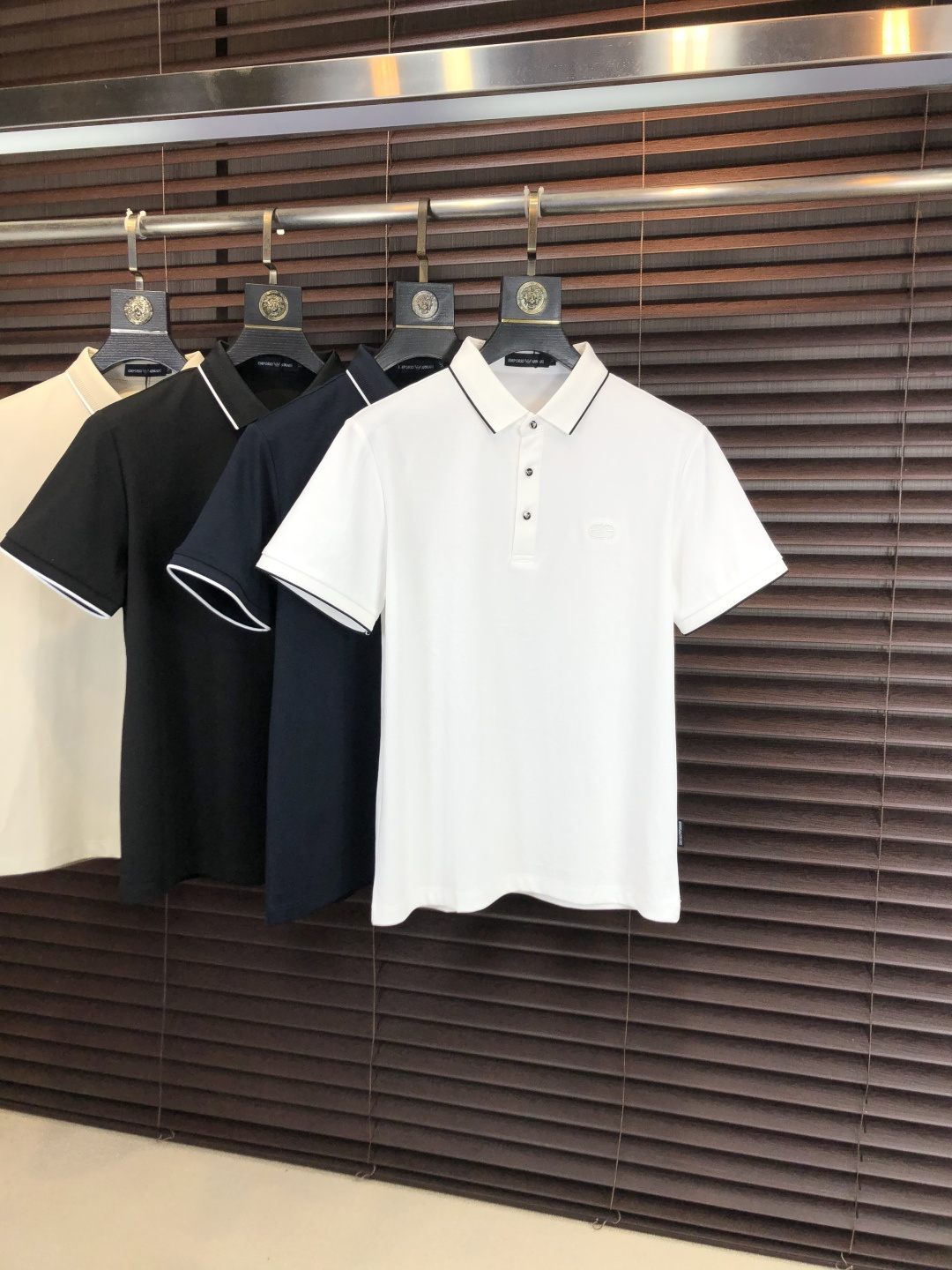 NO:756677,. Armani. 2026 spring and summer new men's logo short-sleeved polo shirt, continuing the classic business casual lapel polo shirt. This polo shirt is made of mercerized piqué cotton fabric, and the timeless design can transcend fashion trends. The classic style, the 1f brand LOGO is three-dimensional and unique, making the whole body more detailed. The fitted version, the fabric is made of cotton piqué material, comfortable, skin-friendly, and breathable. It is practical for daily commuting and leisure.  Highly recommended. Sizes M-3XL m wears 175/130, armani, T-shirt,19860909. .阿玛尼.2026春夏新款男士标识短袖polo衫,延续经典商务休闲翻领POLO恤.该款Polo衫采用丝光珠地棉面料制成,隽永设计可跨越时尚潮流.经典款型,1f品牌LOGO立体别致,让整体更具细节感 合体的版型,面料采用全棉珠地料,舒适,亲肤,透气好,平时通勤休闲都很实穿的一款 强烈推荐.尺码M-3XL m穿175/130,,armani,T-shirt,,Men's clothing