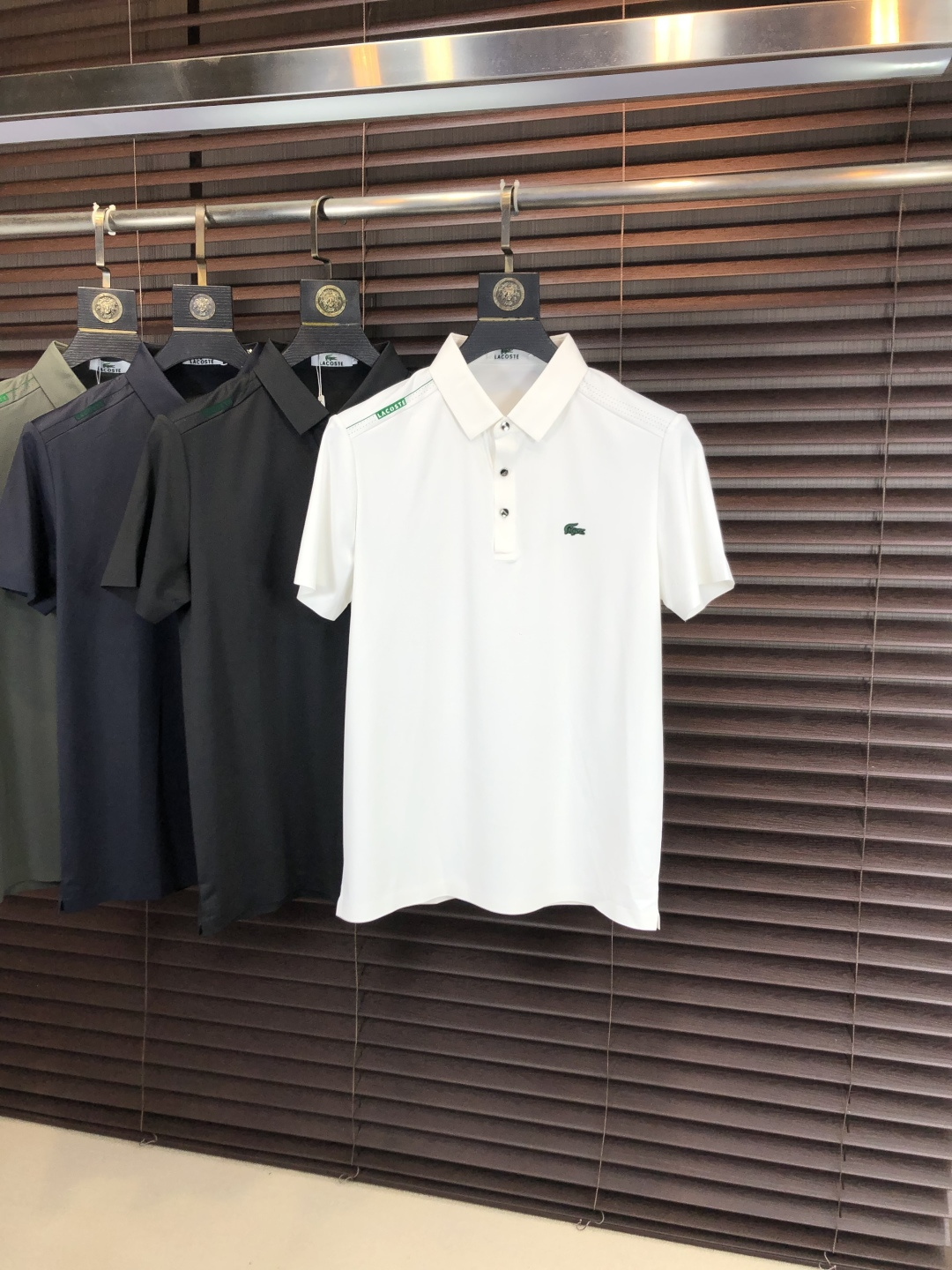 NO:756680,. . .2026 spring and summer new men's logo short-sleeved polo shirt, continuing the classic business casual lapel polo shirt. This polo shirt is made of mercerized piqué cotton fabric, and its timeless design can transcend fashion trends. Classic style, 1f brand LOGO is three-dimensional and unique, making the whole body more detailed. Fitted version, the fabric is made of cotton piqué material, comfortable, skin-friendly, good breathability, and practical for daily commuting and leisure. Highly recommended. Size M-3XL  m wears 175/130,,T-shirt,19860909. . .2026春夏新款男士标识短袖polo衫,延续经典商务休闲翻领POLO恤.该款Polo衫采用丝光珠地棉面料制成,隽永设计可跨越时尚潮流.经典款型,1f品牌LOGO立体别致,让整体更具细节感 合体的版型,面料采用全棉珠地料,舒适,亲肤,透气好,平时通勤休闲都很实穿的一款 强烈推荐.尺码M-3XL m穿175/130,,T-shirt,,Men's clothing