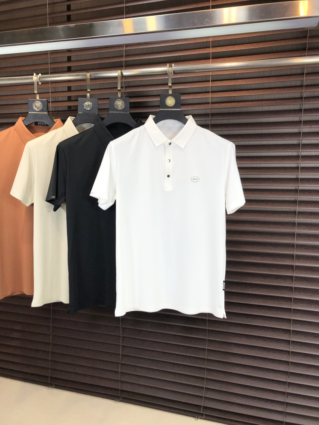 NO:756684,.Boss.2026 spring and summer new men's logo short-sleeved polo shirt continues the classic business casual lapel polo shirt. This polo shirt is made of mercerized piqué cotton fabric, and the timeless design can transcend fashion trends. The classic style, the 1f brand LOGO is three-dimensional and unique, making the whole body more detailed. The fit version, the fabric is made of cotton piqué material, comfortable, skin-friendly, and breathable. It is practical for daily commuting and leisure.  Highly recommended. Size M-3XL m wears 175/130, T-shirt,19860909. .Boss.2026春夏新款男士标识短袖polo衫,延续经典商务休闲翻领POLO恤.该款Polo衫采用丝光珠地棉面料制成,隽永设计可跨越时尚潮流.经典款型,1f品牌LOGO立体别致,让整体更具细节感 合体的版型,面料采用全棉珠地料,舒适,亲肤,透气好,平时通勤休闲都很实穿的一款 强烈推荐.尺码M-3XL m穿175/130,,T-shirt,,Men's clothing