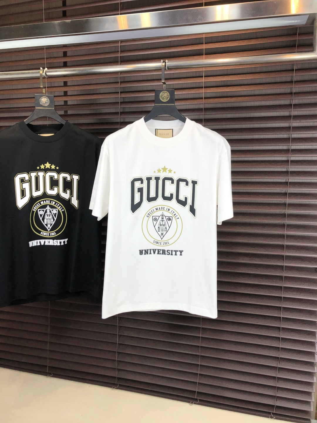 NO:756686,..26 new spring and summer T-shirt. This short-sleeved shirt is made of double-sided liquid ammonia cotton fabric. This fabric has a silky soft luster and feels smooth and delicate!  The double-veil weave structure has a good texture and is not easily deformed after long-term wear and washing. It truly achieves the same high-end quality as that of the counters. It not only demonstrates the high simplicity and nobility of the brand, but is not too complicated and conforms to the concept of simple summer wear. Size 48 50 52 54 56 48 wears 175/130, T-shirt, tees, t-shirt,19860909..26春夏新品T恤  这款短袖采用了双面液氨棉面料,这块面料具有丝绸般的柔软光泽感,手感爽滑细腻！双面纱织结构,骨感好 久穿久洗不易变形,真正做到与专柜一样致的高端品质.  既彰显了品牌的高简约高贵,h又不会过于繁杂,f符合夏日简约穿搭的理念. 码数48 50 52 54 56 48穿175/130,,T-shirt,tees，t-shirt,,Men's clothing