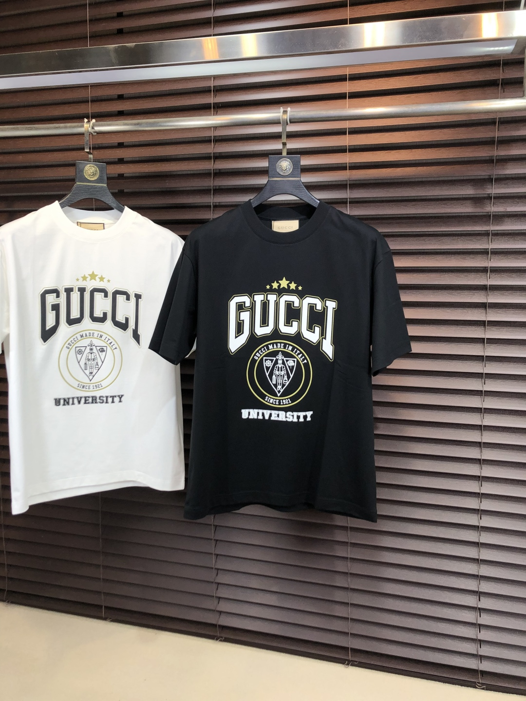 NO:756688,..Gucci.26 new spring and summer T-shirt. This short-sleeved shirt is made of double-sided liquid ammonia cotton fabric. This fabric has a silky soft luster and feels smooth and delicate!  The double-veil weave structure has a good texture and is not easily deformed after long-term wear and washing. It truly achieves the same high-end quality as the counter. It not only highlights the brand's high simplicity and nobility, but is not too complicated, and is in line with the concept of simple summer wear. Size 48 50 52 54 56 48 wears 175/130, gucci, T-shirt, tees, t-shirt,19860909..Gucci.26春夏新品T恤  这款短袖采用了双面液氨棉面料,这块面料具有丝绸般的柔软光泽感,手感爽滑细腻！双面纱织结构,骨感好 久穿久洗不易变形,真正做到与专柜一样致的高端品质.  既彰显了品牌的高简约高贵,h又不会过于繁杂,f符合夏日简约穿搭的理念. 码数48 50 52 54 56 48穿175/130,,gucci,T-shirt,tees，t-shirt,,Men's clothing