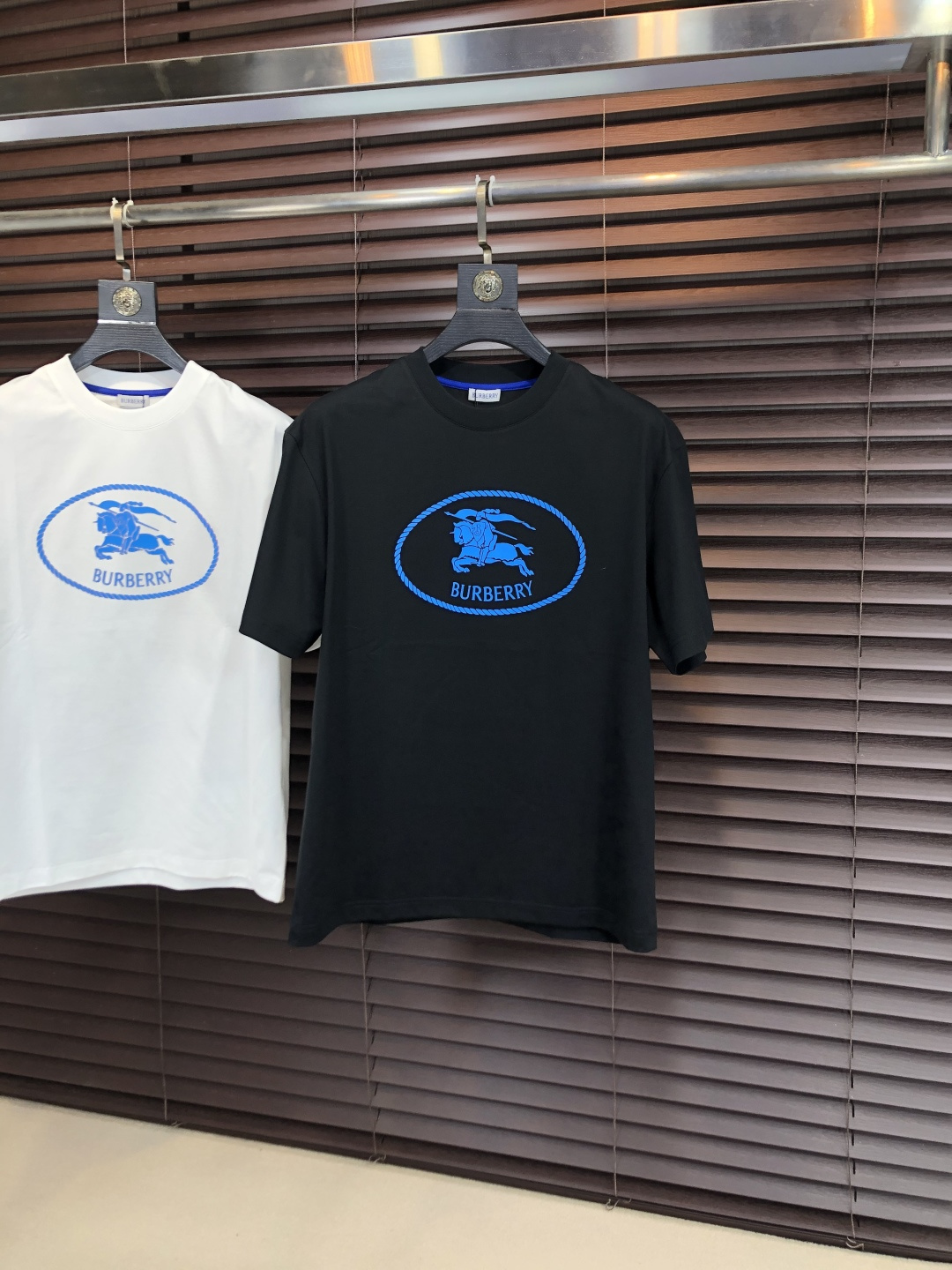 NO:756694,..Burberry.26 new spring and summer T-shirt. This short-sleeved shirt is made of double-sided liquid ammonia cotton fabric. This fabric has a silky soft luster and feels smooth and delicate!  The double-veil weave structure has a good texture and is not easily deformed after long-term wear and washing. It truly achieves the same high-end quality as the counter. It not only demonstrates the brand's high simplicity and nobility, but is not too complicated, and is in line with the concept of simple summer wear. Size 48 50 52 54 56 48 wears 175/130, burberry, T-shirt, tees, t-shirt,19860909..巴宝莉.26春夏新品T恤  这款短袖采用了双面液氨棉面料,这块面料具有丝绸般的柔软光泽感,手感爽滑细腻！双面纱织结构,骨感好 久穿久洗不易变形,真正做到与专柜一样致的高端品质.  既彰显了品牌的高简约高贵,h又不会过于繁杂,f符合夏日简约穿搭的理念. 码数48 50 52 54 56 48穿175/130,,burberry,T-shirt,tees，t-shirt,,Men's clothing