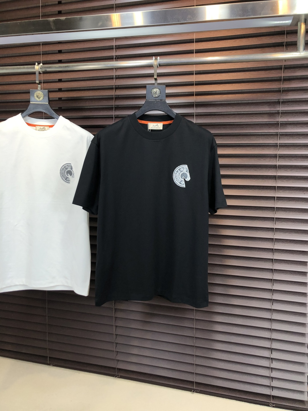 NO:756696,..Hermes.26 new spring and summer T-shirt. This short-sleeved shirt is made of double-sided liquid ammonia cotton fabric. This fabric has a silky soft luster and feels smooth and delicate!  The double-veil weave structure has a good texture and is not easily deformed after long-term wear and washing. It truly achieves the same high-end quality as the counters. It not only demonstrates the high simplicity and nobility of the brand, but is not too complicated and conforms to the concept of simple summer wear. Size 48 50 52 54 56 48 wears 175/130, hermes, T-shirt, tees, t-shirt,19860909..爱马仕.26春夏新品T恤  这款短袖采用了双面液氨棉面料,这块面料具有丝绸般的柔软光泽感,手感爽滑细腻！双面纱织结构,骨感好 久穿久洗不易变形,真正做到与专柜一样致的高端品质.  既彰显了品牌的高简约高贵,h又不会过于繁杂,f符合夏日简约穿搭的理念. 码数48 50 52 54 56 48穿175/130,,hermes,T-shirt,tees，t-shirt,,Men's clothing