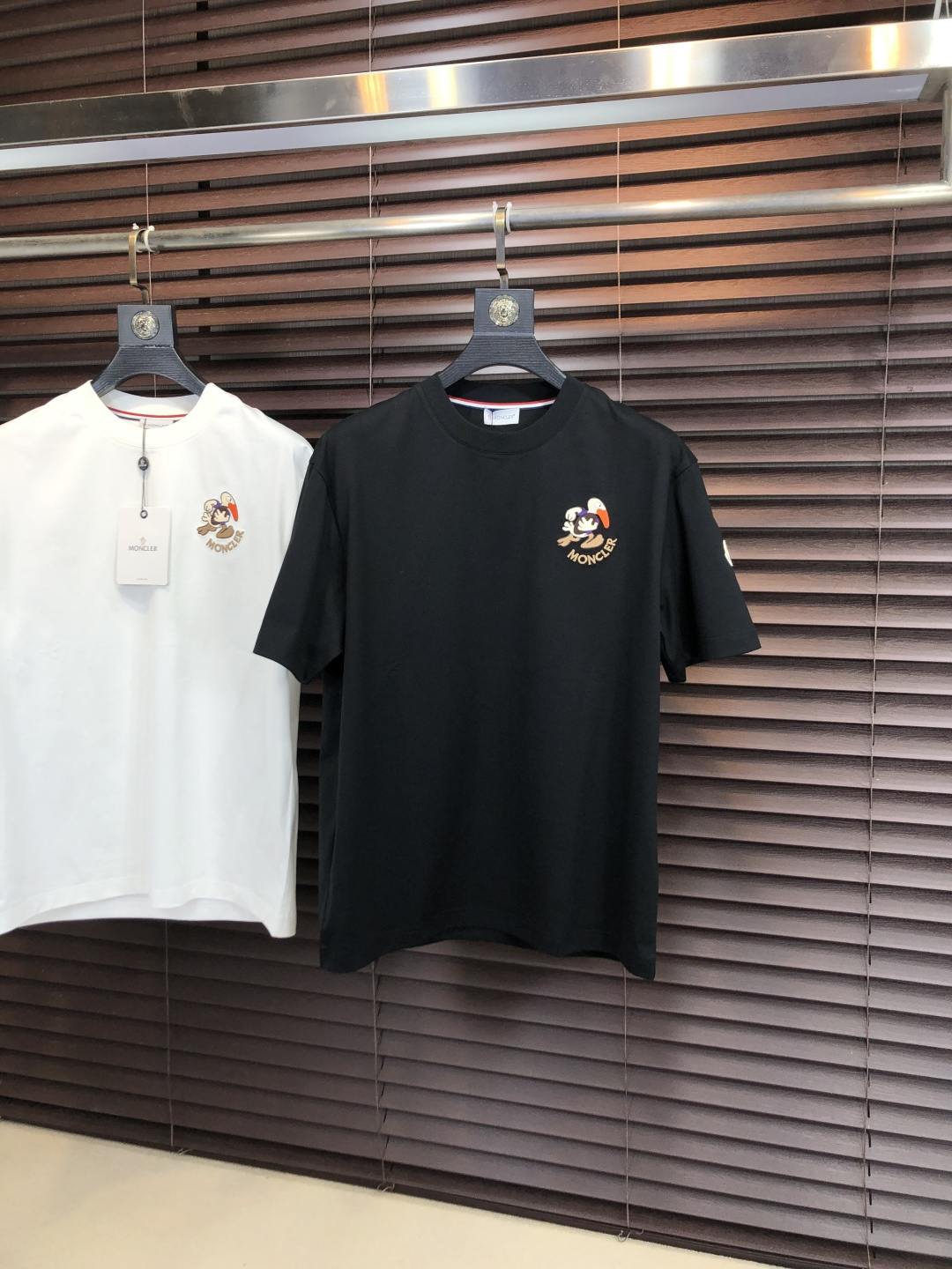 NO:756698,..Muzzled.26 new spring and summer T-shirt. This short-sleeved shirt is made of double-sided liquid ammonia cotton fabric. This fabric has a silky soft luster and feels smooth and delicate!  The double-veil weave structure has a good texture and is not easily deformed after long-term wear and washing. It truly achieves the same high-end quality as the counters. It not only demonstrates the high simplicity and nobility of the brand, but is not too complicated and conforms to the concept of simple summer wear. Size 48 50 52 54 56 48 wears 175/130, Moncler, T-shirt, tees, t-shirt,19860909..蒙口.26春夏新品T恤  这款短袖采用了双面液氨棉面料,这块面料具有丝绸般的柔软光泽感,手感爽滑细腻！双面纱织结构,骨感好 久穿久洗不易变形,真正做到与专柜一样致的高端品质.  既彰显了品牌的高简约高贵,h又不会过于繁杂,f符合夏日简约穿搭的理念. 码数48 50 52 54 56 48穿175/130,,Moncler,T-shirt,tees，t-shirt,,Men's clothing