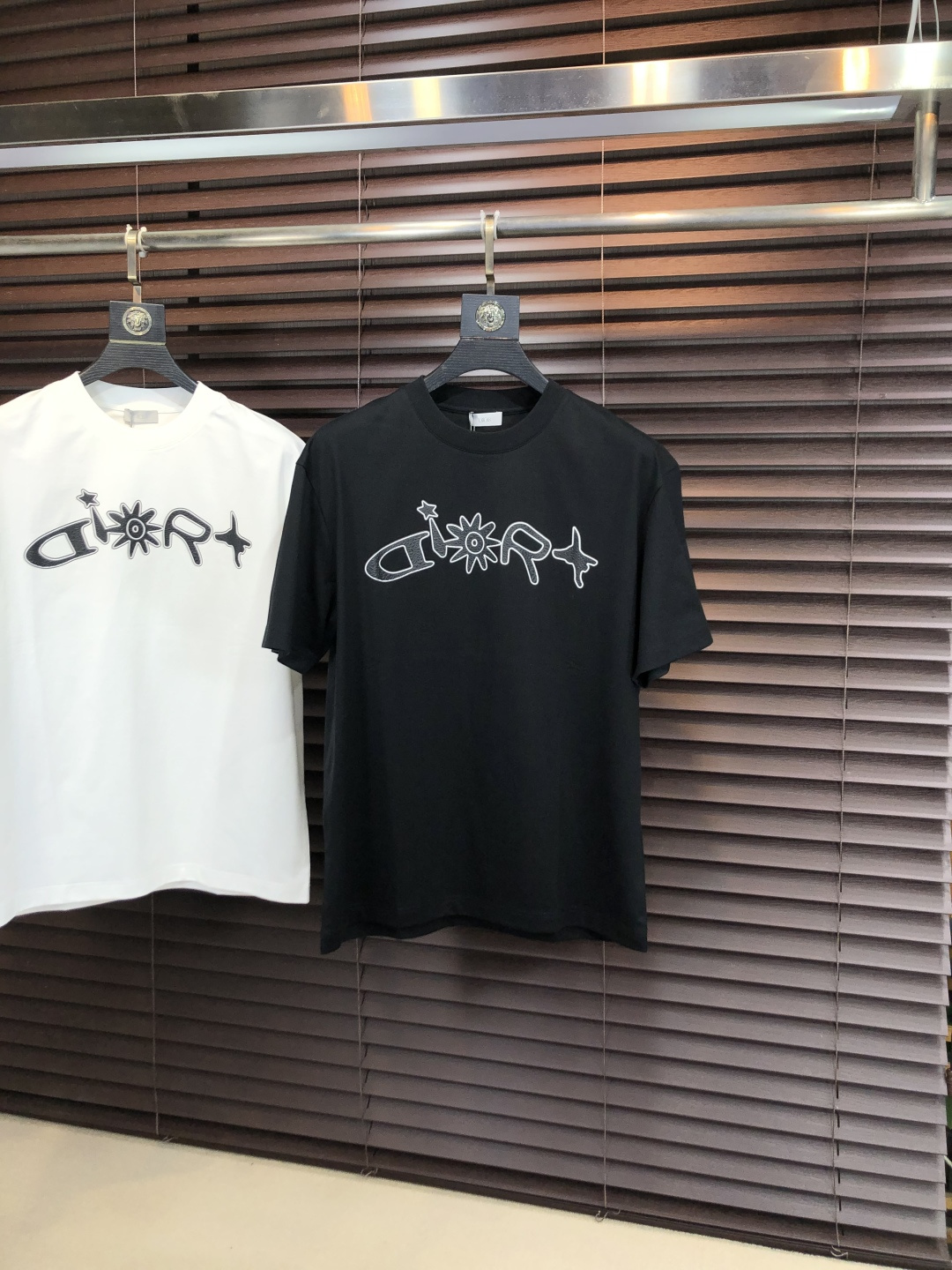 NO:756700,..Dior.26 new spring and summer T-shirt. This short-sleeved shirt is made of double-sided liquid ammonia cotton fabric. This fabric has a silky soft luster and feels smooth and delicate!  The double-veil weave structure has a good texture and is not easily deformed after long-term wear and washing. It truly achieves the same high-end quality as the counters. It not only demonstrates the brand's high simplicity and nobility, but is not too complicated and conforms to the concept of simple summer wear. Size 48 50 52 54 56 48 wears 175/130, dior, T-shirt, tees, t-shirt,19860909..Dior.26春夏新品T恤  这款短袖采用了双面液氨棉面料,这块面料具有丝绸般的柔软光泽感,手感爽滑细腻！双面纱织结构,骨感好 久穿久洗不易变形,真正做到与专柜一样致的高端品质.  既彰显了品牌的高简约高贵,h又不会过于繁杂,f符合夏日简约穿搭的理念. 码数48 50 52 54 56 48穿175/130,,dior,T-shirt,tees，t-shirt,,Men's clothing