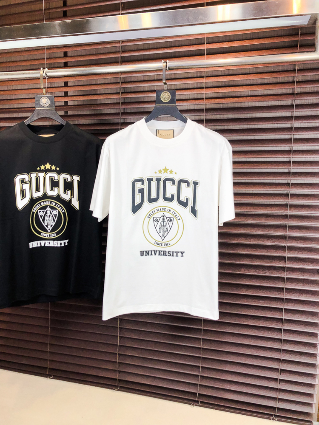 NO:726689,Replace after the end of the year.. Gucci.26 new spring and summer T-shirt. This short-sleeved shirt is made of double-sided liquid ammonia cotton fabric. This fabric has a silky soft luster and feels smooth and delicate!  The double-veil weave structure has a good texture and is not easily deformed after long-term wear and washing. It truly achieves the same high-end quality as the counter. It not only highlights the brand's high simplicity and nobility, but is not too complicated, and is in line with the concept of simple summer wear. Size 48 50 52 54 56 48 wears 175/130, gucci, T-shirt, tees, t-shirt,19860909年后退换..Gucci.26春夏新品T恤  这款短袖采用了双面液氨棉面料,这块面料具有丝绸般的柔软光泽感,手感爽滑细腻！双面纱织结构,骨感好 久穿久洗不易变形,真正做到与专柜一样致的高端品质.  既彰显了品牌的高简约高贵,h又不会过于繁杂,f符合夏日简约穿搭的理念. 码数48 50 52 54 56 48穿175/130,,gucci,T-shirt,tees，t-shirt,,Men's clothing