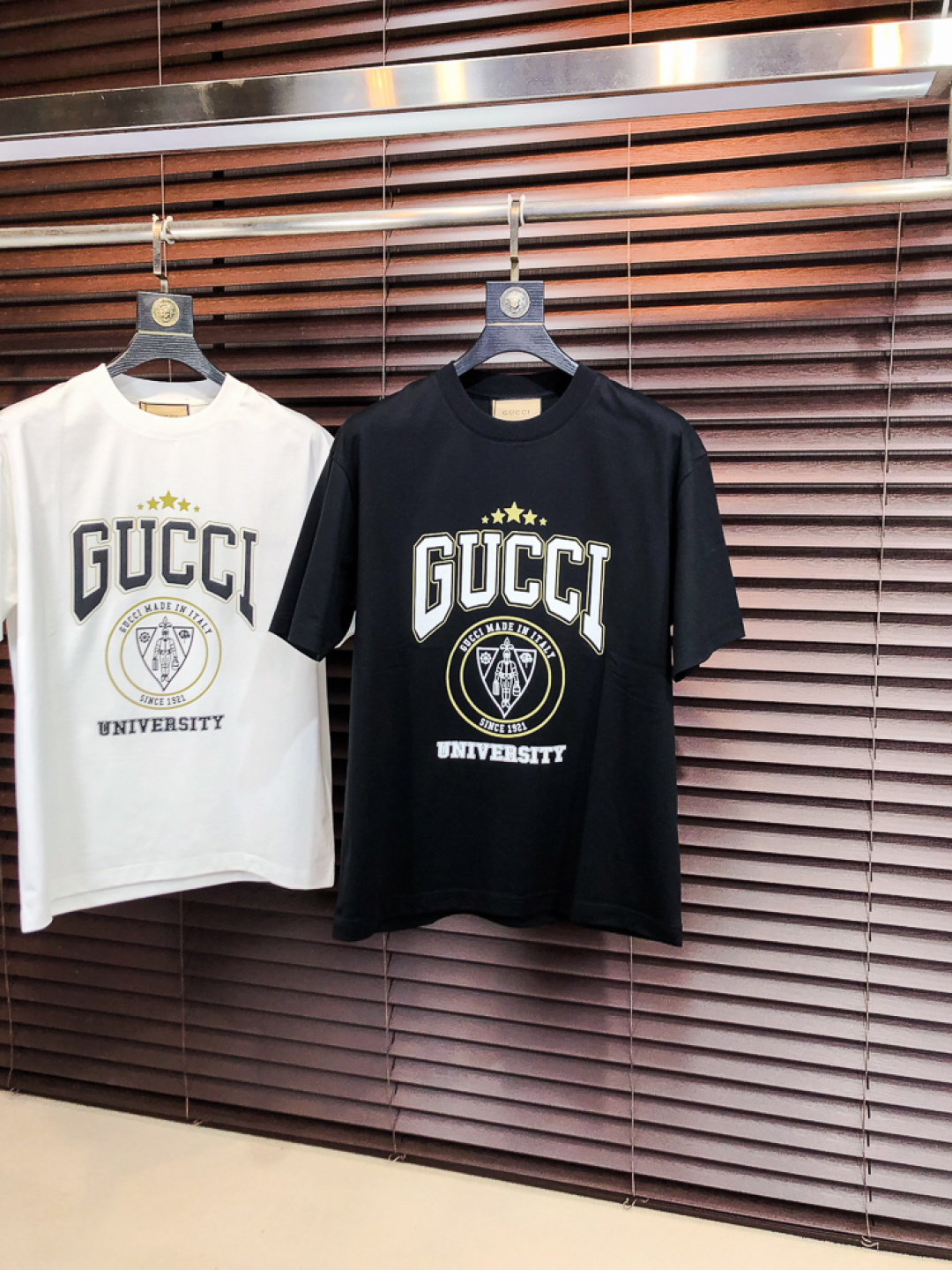 NO:726694,Replace after the end of the year. Gucci .26 new spring and summer T-shirt. This short-sleeved shirt is made of double-sided liquid ammonia cotton fabric. This fabric has a silky soft luster and feels smooth and delicate!  The double-veil weave structure has a good texture and is not easily deformed after long-term wear and washing. It truly achieves the same high-end quality as the counter. It not only highlights the brand's high simplicity and nobility, but is not too complicated, and is in line with the concept of simple summer wear. Size 48 50 52 54 56 48 wears 175/130, gucci, T-shirt, tees, t-shirt,19860909年后退换..Gucci .26春夏新品T恤  这款短袖采用了双面液氨棉面料,这块面料具有丝绸般的柔软光泽感,手感爽滑细腻！双面纱织结构,骨感好 久穿久洗不易变形,真正做到与专柜一样致的高端品质.  既彰显了品牌的高简约高贵,h又不会过于繁杂,f符合夏日简约穿搭的理念. 码数48 50 52 54 56 48穿175/130,,gucci,T-shirt,tees，t-shirt,,Men's clothing