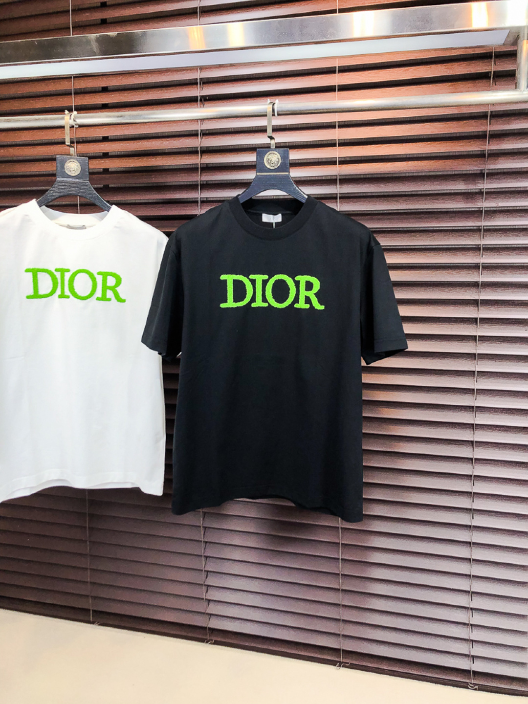 NO:726699,Replace after the year...Dior.26 new spring and summer T-shirt. This short-sleeved shirt is made of double-sided liquid ammonia cotton fabric. This fabric has a silky soft luster and feels smooth and delicate!  The double-veil weave structure has a good texture and is not easily deformed after long-term wear and washing. It truly achieves the same high-end quality as the counter. It not only highlights the brand's high simplicity and nobility, but is not too complicated and conforms to the concept of simple summer wear. Size 48 50 52 54 56 48 wears 175/130, dior, T-shirt, tees, t-shirt,19860909年后退换..Dior.26春夏新品T恤  这款短袖采用了双面液氨棉面料,这块面料具有丝绸般的柔软光泽感,手感爽滑细腻！双面纱织结构,骨感好 久穿久洗不易变形,真正做到与专柜一样致的高端品质.  既彰显了品牌的高简约高贵,h又不会过于繁杂,f符合夏日简约穿搭的理念. 码数48 50 52 54 56 48穿175/130,,dior,T-shirt,tees，t-shirt,,Men's clothing