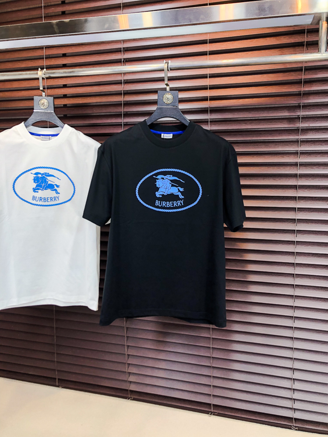 NO:726706,Replace after the year...Burberry.26 new spring and summer T-shirt. This short-sleeved shirt is made of double-sided liquid ammonia cotton fabric. This fabric has a silky soft luster and feels smooth and delicate!  The double-veil weave structure has a good texture and is not easily deformed after long-term wear and washing. It truly achieves the same high-end quality as the counter. It not only demonstrates the brand's high simplicity and nobility, but is not too complicated, and is in line with the concept of simple summer wear. Size 48 50 52 54 56 48 wears 175/130, burberry, T-shirt, tees, t-shirt,19860909年后退换..巴宝莉.26春夏新品T恤  这款短袖采用了双面液氨棉面料,这块面料具有丝绸般的柔软光泽感,手感爽滑细腻！双面纱织结构,骨感好 久穿久洗不易变形,真正做到与专柜一样致的高端品质.  既彰显了品牌的高简约高贵,h又不会过于繁杂,f符合夏日简约穿搭的理念. 码数48 50 52 54 56 48穿175/130,,burberry,T-shirt,tees，t-shirt,,Men's clothing