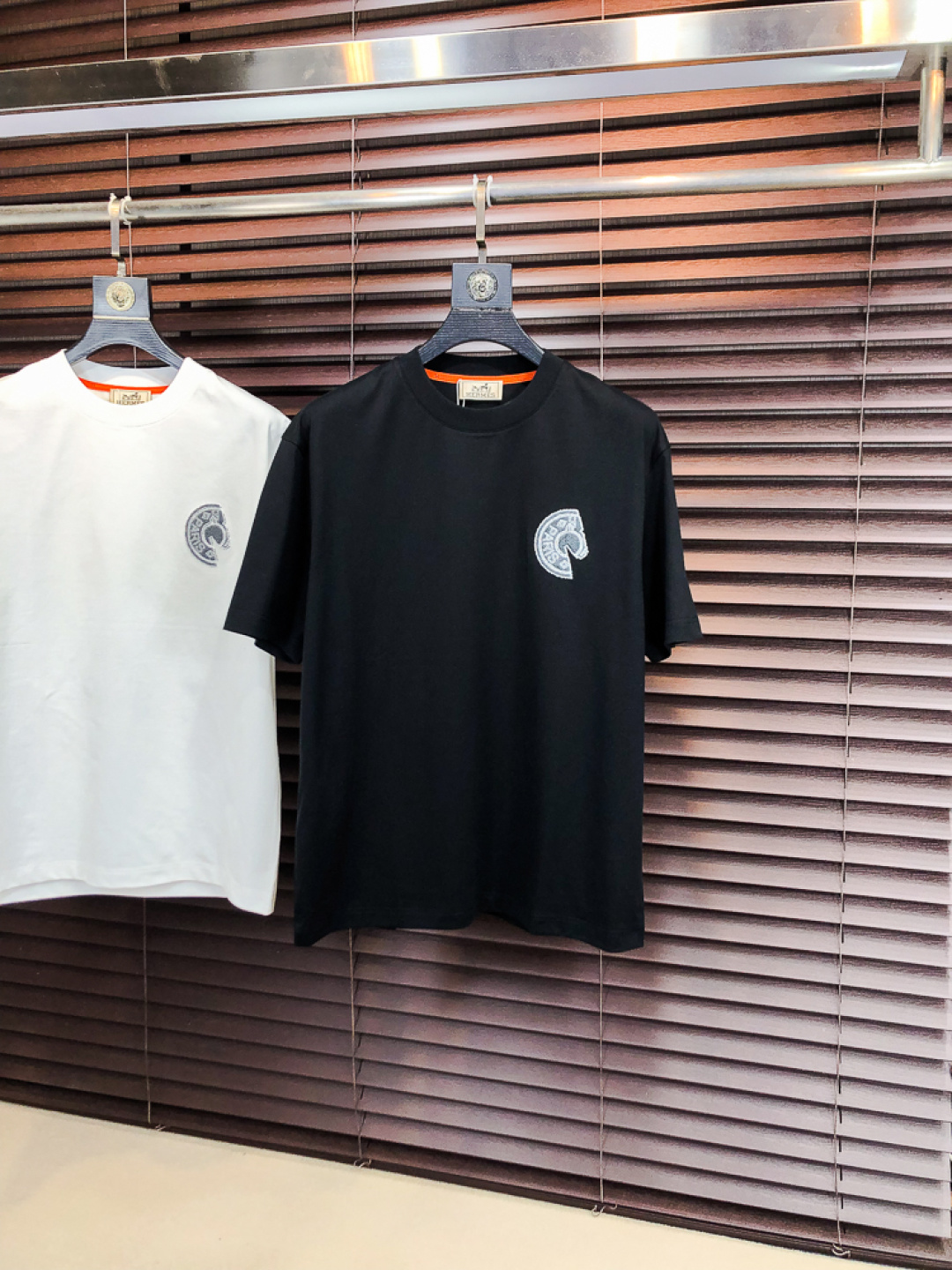 NO:726710,Replace it after the year. Hermès.26 new spring and summer T-shirt. This short-sleeved shirt is made of double-sided liquid ammonia cotton fabric. This fabric has a silky soft luster and feels smooth and delicate!  The double-veil weave structure has a good texture and is not easily deformed after long-term wear and washing. It truly achieves the same high-end quality as the counters. It not only demonstrates the high simplicity and nobility of the brand, but is not too complicated and conforms to the concept of simple summer wear. Size 48 50 52 54 56 48 wears 175/130, hermes, T-shirt, tees, t-shirt,19860909年后退换..爱马仕.26春夏新品T恤  这款短袖采用了双面液氨棉面料,这块面料具有丝绸般的柔软光泽感,手感爽滑细腻！双面纱织结构,骨感好 久穿久洗不易变形,真正做到与专柜一样致的高端品质.  既彰显了品牌的高简约高贵,h又不会过于繁杂,f符合夏日简约穿搭的理念. 码数48 50 52 54 56 48穿175/130,,hermes,T-shirt,tees，t-shirt,,Men's clothing