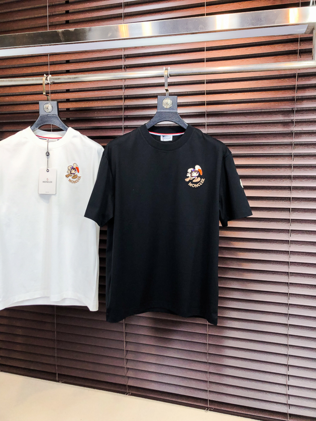 NO:726714,Replacement after the year.. Mouth covering. 26 new spring and summer T-shirt. This short-sleeve is made of double-sided liquid ammonia cotton fabric. This fabric has a silky soft luster and feels smooth and delicate!  The double-veil weave structure has a good texture and is not easily deformed after long-term wear and washing. It truly achieves the same high-end quality as the counters. It not only demonstrates the high simplicity and nobility of the brand, but is not too complicated and conforms to the concept of simple summer wear. Size 48 50 52 54 56 48 wears 175/130, Moncler, T-shirt, tees, t-shirt,19860909年后退换..蒙口.26春夏新品T恤  这款短袖采用了双面液氨棉面料,这块面料具有丝绸般的柔软光泽感,手感爽滑细腻！双面纱织结构,骨感好 久穿久洗不易变形,真正做到与专柜一样致的高端品质.  既彰显了品牌的高简约高贵,h又不会过于繁杂,f符合夏日简约穿搭的理念. 码数48 50 52 54 56 48穿175/130,,Moncler,T-shirt,tees，t-shirt,,Men's clothing