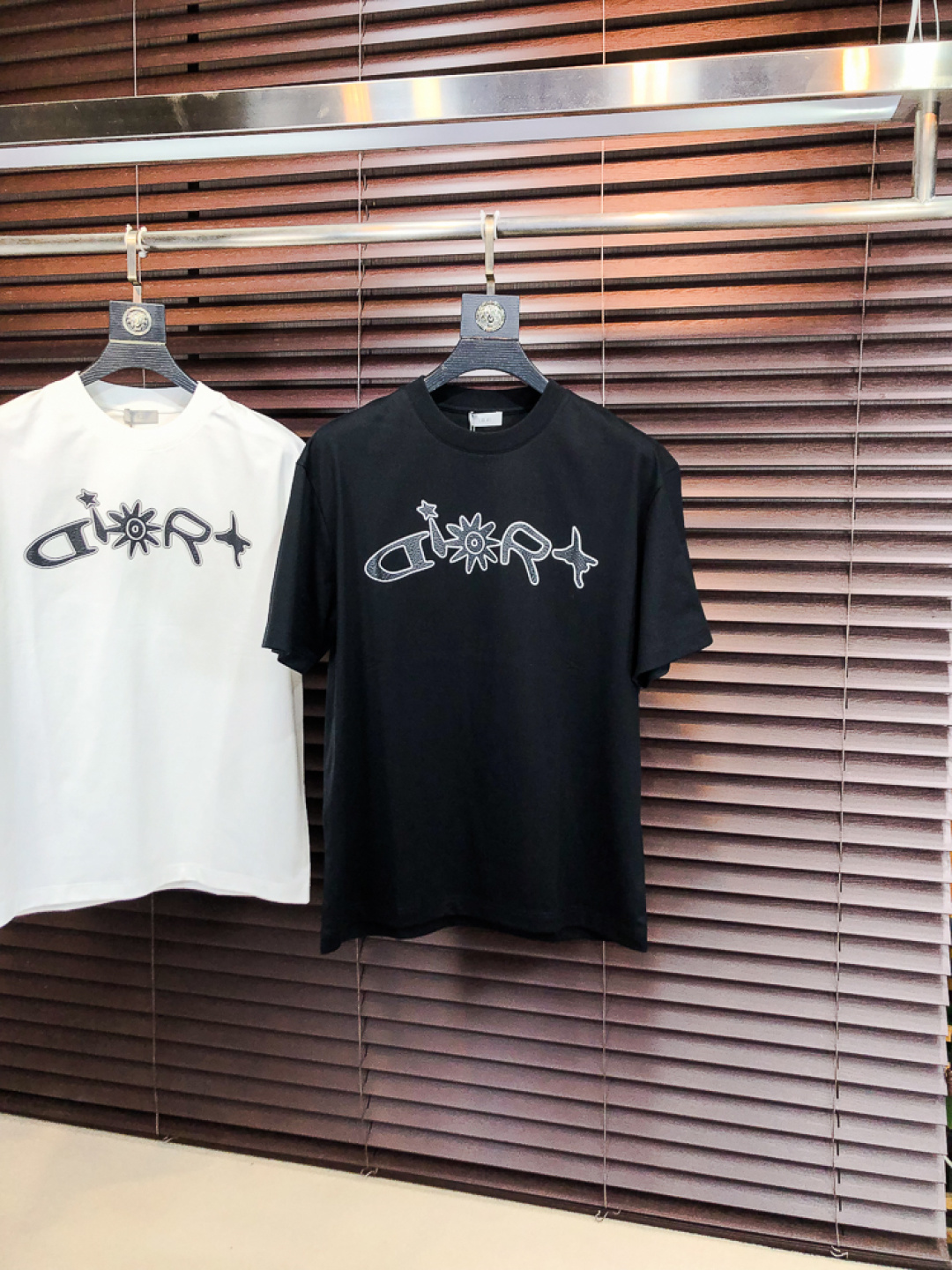 NO:726717,Replace after the year...Dior.26 new spring and summer T-shirt. This short-sleeved shirt is made of double-sided liquid ammonia cotton fabric. This fabric has a silky soft luster and feels smooth and delicate!  The double-veil weave structure has a good texture and is not easily deformed after long-term wear and washing. It truly achieves the same high-end quality as the counter. It not only highlights the brand's high simplicity and nobility, but is not too complicated and conforms to the concept of simple summer wear. Size 48 50 52 54 56 48 wears 175/130, dior, T-shirt, tees, t-shirt,19860909年后退换..Dior.26春夏新品T恤  这款短袖采用了双面液氨棉面料,这块面料具有丝绸般的柔软光泽感,手感爽滑细腻！双面纱织结构,骨感好 久穿久洗不易变形,真正做到与专柜一样致的高端品质.  既彰显了品牌的高简约高贵,h又不会过于繁杂,f符合夏日简约穿搭的理念. 码数48 50 52 54 56 48穿175/130,,dior,T-shirt,tees，t-shirt,,Men's clothing