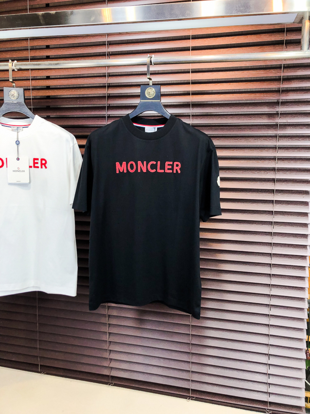 NO:726720,Replacement after the year.. Mouth covering. 26 new spring and summer T-shirt. This short-sleeve is made of double-sided liquid ammonia cotton fabric. This fabric has a silky soft luster and feels smooth and delicate!  The double-veil weave structure has a good texture and is not easily deformed after long-term wear and washing. It truly achieves the same high-end quality as the counters. It not only demonstrates the high simplicity and nobility of the brand, but is not too complicated and conforms to the concept of simple summer wear. Size 48 50 52 54 56 48 wears 175/130, Moncler, T-shirt, tees, t-shirt,19860909年后退换..蒙口.26春夏新品T恤  这款短袖采用了双面液氨棉面料,这块面料具有丝绸般的柔软光泽感,手感爽滑细腻！双面纱织结构,骨感好 久穿久洗不易变形,真正做到与专柜一样致的高端品质.  既彰显了品牌的高简约高贵,h又不会过于繁杂,f符合夏日简约穿搭的理念. 码数48 50 52 54 56 48穿175/130,,Moncler,T-shirt,tees，t-shirt,,Men's clothing