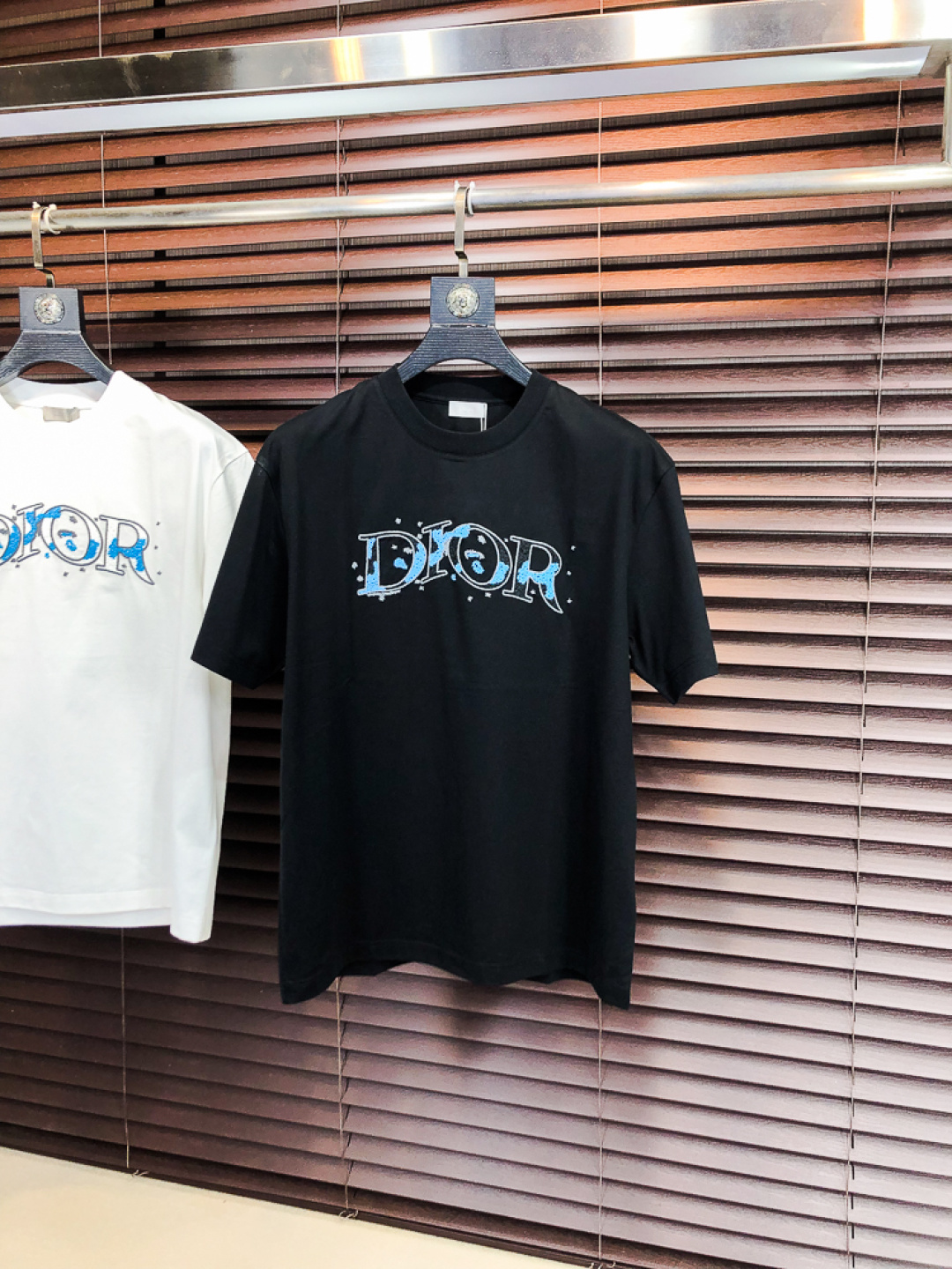 NO:726723,Replace after the year...Dior.26 new spring and summer T-shirt. This short-sleeved shirt is made of double-sided liquid ammonia cotton fabric. This fabric has a silky soft luster and feels smooth and delicate!  The double-veil weave structure has a good texture and is not easily deformed after long-term wear and washing. It truly achieves the same high-end quality as the counter. It not only highlights the brand's high simplicity and nobility, but is not too complicated and conforms to the concept of simple summer wear. Size 48 50 52 54 56 48 wears 175/130, dior, T-shirt, tees, t-shirt,19860909年后退换..Dior.26春夏新品T恤  这款短袖采用了双面液氨棉面料,这块面料具有丝绸般的柔软光泽感,手感爽滑细腻！双面纱织结构,骨感好 久穿久洗不易变形,真正做到与专柜一样致的高端品质.  既彰显了品牌的高简约高贵,h又不会过于繁杂,f符合夏日简约穿搭的理念. 码数48 50 52 54 56 48穿175/130,,dior,T-shirt,tees，t-shirt,,Men's clothing