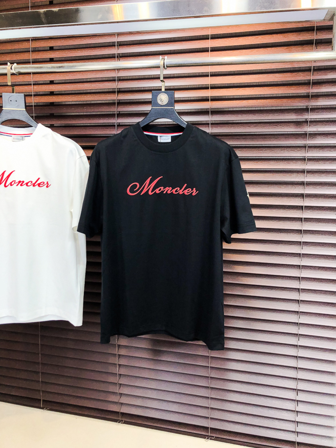 NO:726730,Replacement after the year.. Mouth covering. 26 new spring and summer T-shirt. This short-sleeve is made of double-sided liquid ammonia cotton fabric. This fabric has a silky soft luster and feels smooth and delicate!  The double-veil weave structure has a good texture and is not easily deformed after long-term wear and washing. It truly achieves the same high-end quality as the counters. It not only demonstrates the high simplicity and nobility of the brand, but is not too complicated and conforms to the concept of simple summer wear. Size 48 50 52 54 56 48 wears 175/130, Moncler, T-shirt, tees, t-shirt,19860909年后退换..蒙口.26春夏新品T恤  这款短袖采用了双面液氨棉面料,这块面料具有丝绸般的柔软光泽感,手感爽滑细腻！双面纱织结构,骨感好 久穿久洗不易变形,真正做到与专柜一样致的高端品质.  既彰显了品牌的高简约高贵,h又不会过于繁杂,f符合夏日简约穿搭的理念. 码数48 50 52 54 56 48穿175/130,,Moncler,T-shirt,tees，t-shirt,,Men's clothing