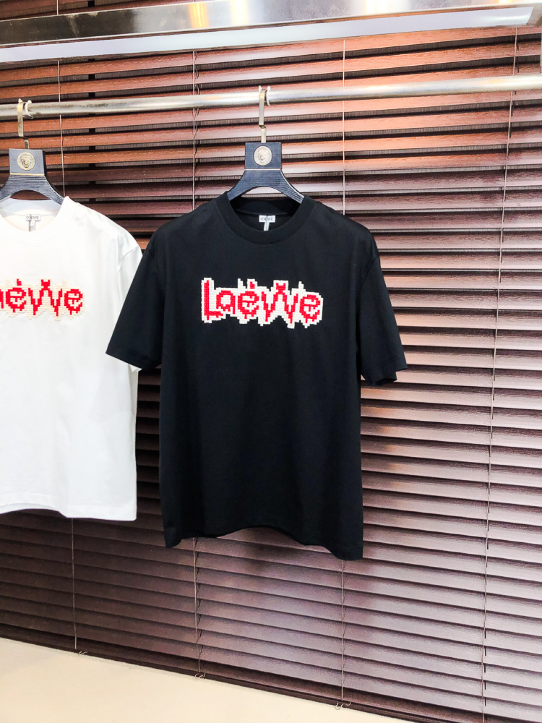 NO:726733,Replace after the year.. Loewe.26 new spring and summer T-shirt. This short-sleeved shirt is made of double-sided liquid ammonia cotton fabric. This fabric has a silky soft luster and feels smooth and delicate!  The double-veil weave structure has a good texture and is not easily deformed after long-term wear and washing. It truly achieves the same high-end quality as the counters. It not only demonstrates the high simplicity and nobility of the brand, but is not too complicated and conforms to the concept of simple summer wear. Size 48 50 52 54 56 48 wears 175/130, loewe, T-shirt, tees, t-shirt,19860909年后退换..罗意威.26春夏新品T恤  这款短袖采用了双面液氨棉面料,这块面料具有丝绸般的柔软光泽感,手感爽滑细腻！双面纱织结构,骨感好 久穿久洗不易变形,真正做到与专柜一样致的高端品质.  既彰显了品牌的高简约高贵,h又不会过于繁杂,f符合夏日简约穿搭的理念. 码数48 50 52 54 56 48穿175/130,,loewe,T-shirt,tees，t-shirt,,Men's clothing