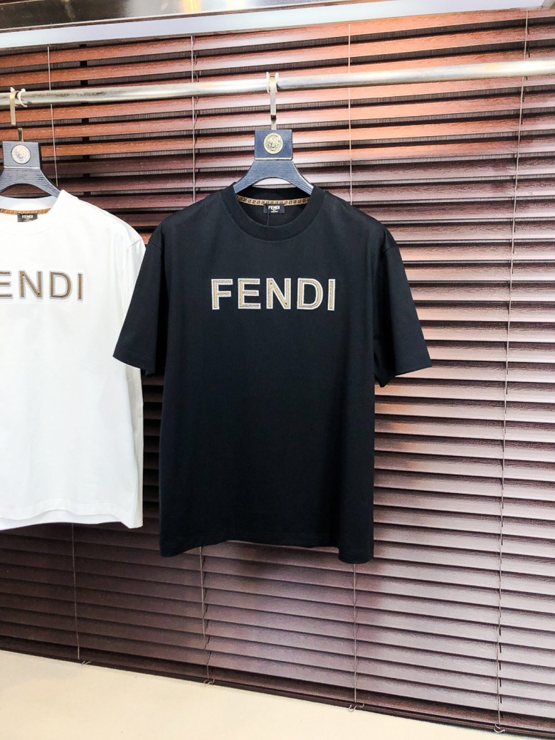 NO:726703,Replace after the year... Fendi.26 new spring and summer T-shirt. This short-sleeved shirt is made of double-sided liquid ammonia cotton fabric. This fabric has a silky soft luster and feels smooth and delicate!  The double-veil weave structure has a good texture and is not easily deformed after long-term wear and washing. It truly achieves the same high-end quality as the counters. It not only demonstrates the high simplicity and nobility of the brand, but is not too complicated and conforms to the concept of simple summer wear. Size 48 50 52 54 56 48 wears 175/130, fendi, T-shirt, tees, t-shirt,19860909年后退换..芬迪.26春夏新品T恤  这款短袖采用了双面液氨棉面料,这块面料具有丝绸般的柔软光泽感,手感爽滑细腻！双面纱织结构,骨感好 久穿久洗不易变形,真正做到与专柜一样致的高端品质.  既彰显了品牌的高简约高贵,h又不会过于繁杂,f符合夏日简约穿搭的理念. 码数48 50 52 54 56 48穿175/130,,fendi,T-shirt,tees，t-shirt,,Men's clothing