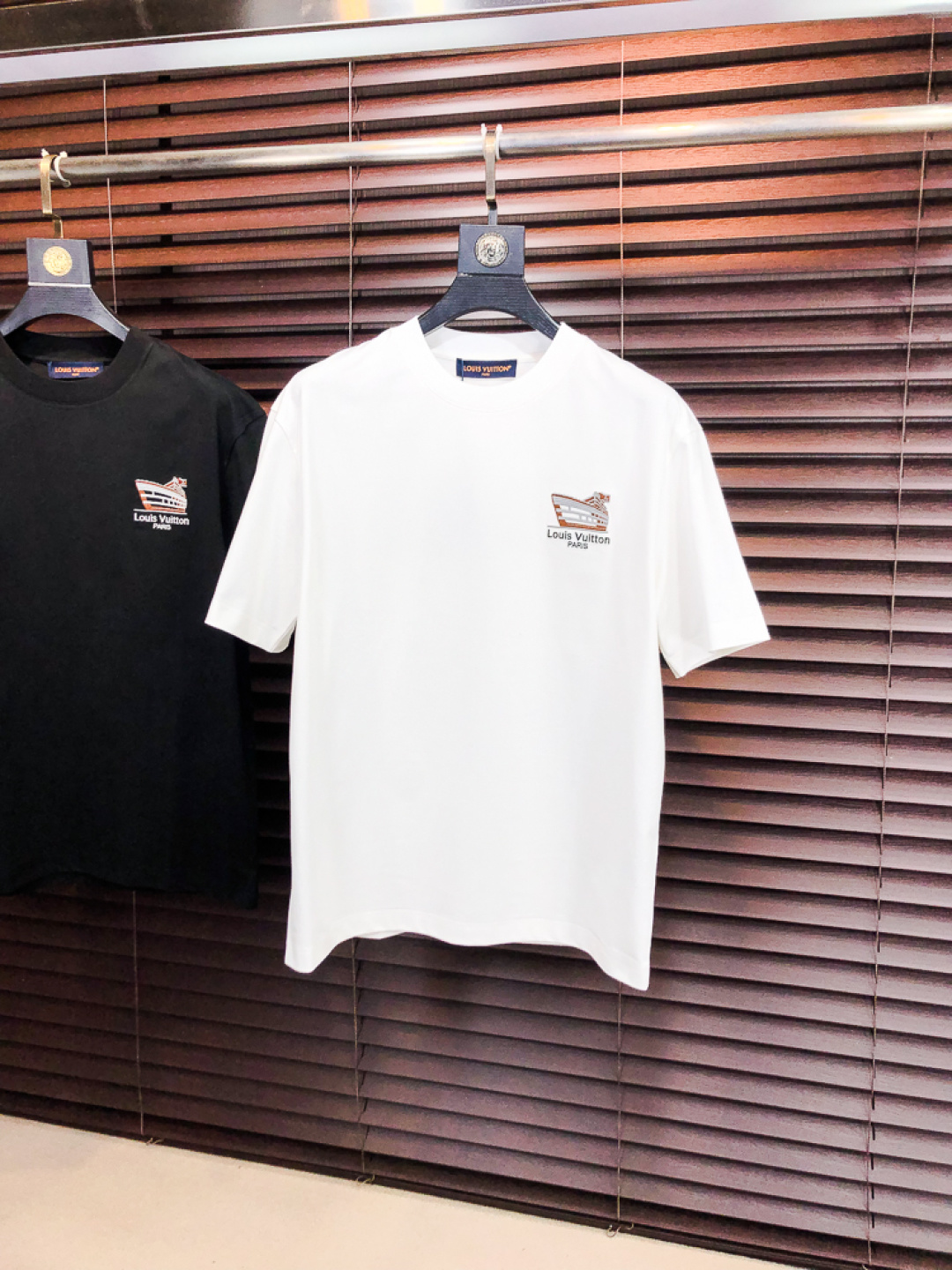 NO:726707,Replace after the end of the year..Lv.26 new spring and summer T-shirt. This short-sleeved shirt is made of double-sided liquid ammonia cotton fabric. This fabric has a silky soft luster and feels smooth and delicate!  The double-veil weave structure has a good texture and is not easily deformed after long-term wear and washing. It truly achieves the same high-end quality as the counter. It not only demonstrates the high simplicity and nobility of the brand, but is not too complicated, and is in line with the concept of simple summer wear. Size 48 50 52 54 56 48 wears 175/130, Louis Vuitton, T-shirt, tees, t-shirt,19860909年后退换..Lv.26春夏新品T恤  这款短袖采用了双面液氨棉面料,这块面料具有丝绸般的柔软光泽感,手感爽滑细腻！双面纱织结构,骨感好 久穿久洗不易变形,真正做到与专柜一样致的高端品质.  既彰显了品牌的高简约高贵,h又不会过于繁杂,f符合夏日简约穿搭的理念. 码数48 50 52 54 56 48穿175/130,,louis vuitton,T-shirt,tees，t-shirt,,Men's clothing