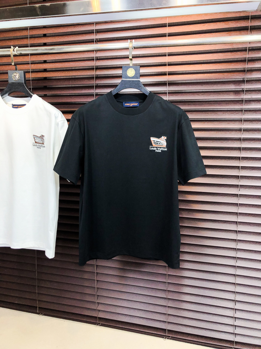 NO:726711,Replace after the end of the year..Lav.26 new spring and summer T-shirt. This short-sleeved shirt is made of double-sided liquid ammonia cotton fabric. This fabric has a silky soft luster and feels smooth and delicate!  The double-veil weave structure has a good texture and is not easily deformed after long-term wear and washing. It truly achieves the same high-end quality as the counter. It not only demonstrates the high simplicity and nobility of the brand, but is not too complicated and conforms to the concept of simple summer wear. Size 48 50 52 54 56 48 wears 175/130, T-shirt, tees, t-shirt,19860909年后退换..Lav.26春夏新品T恤  这款短袖采用了双面液氨棉面料,这块面料具有丝绸般的柔软光泽感,手感爽滑细腻！双面纱织结构,骨感好 久穿久洗不易变形,真正做到与专柜一样致的高端品质.  既彰显了品牌的高简约高贵,h又不会过于繁杂,f符合夏日简约穿搭的理念. 码数48 50 52 54 56 48穿175/130,,T-shirt,tees，t-shirt,,Men's clothing