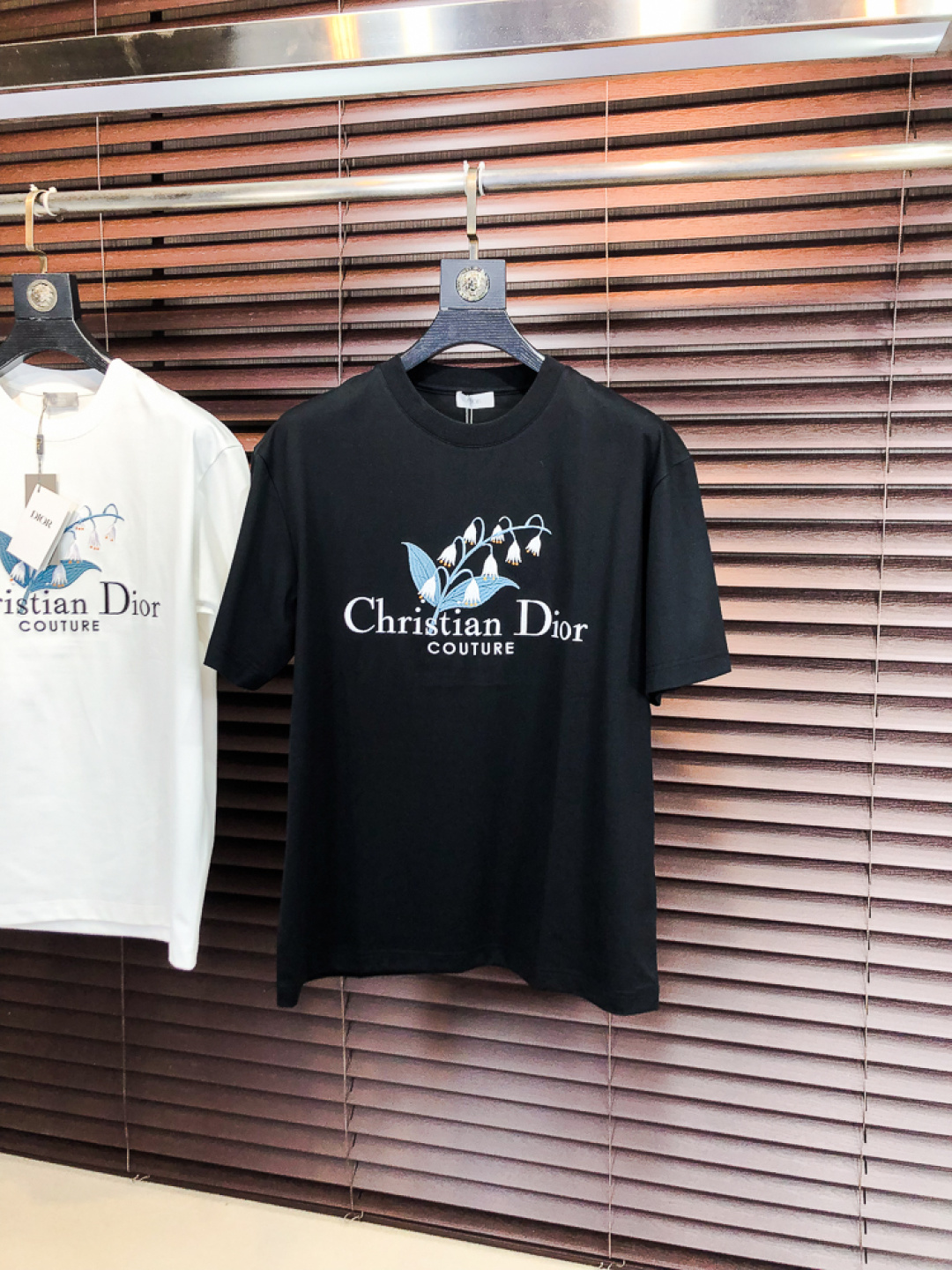 NO:726715,Replace after the year...Dior.26 new spring and summer T-shirt. This short-sleeved shirt is made of double-sided liquid ammonia cotton fabric. This fabric has a silky soft luster and feels smooth and delicate!  The double-veil weave structure has a good texture and is not easily deformed after long-term wear and washing. It truly achieves the same high-end quality as the counter. It not only highlights the brand's high simplicity and nobility, but is not too complicated and conforms to the concept of simple summer wear. Size 48 50 52 54 56 48 wears 175/130, dior, T-shirt, tees, t-shirt,19860909年后退换..Dior.26春夏新品T恤  这款短袖采用了双面液氨棉面料,这块面料具有丝绸般的柔软光泽感,手感爽滑细腻！双面纱织结构,骨感好 久穿久洗不易变形,真正做到与专柜一样致的高端品质.  既彰显了品牌的高简约高贵,h又不会过于繁杂,f符合夏日简约穿搭的理念. 码数48 50 52 54 56 48穿175/130,,dior,T-shirt,tees，t-shirt,,Men's clothing