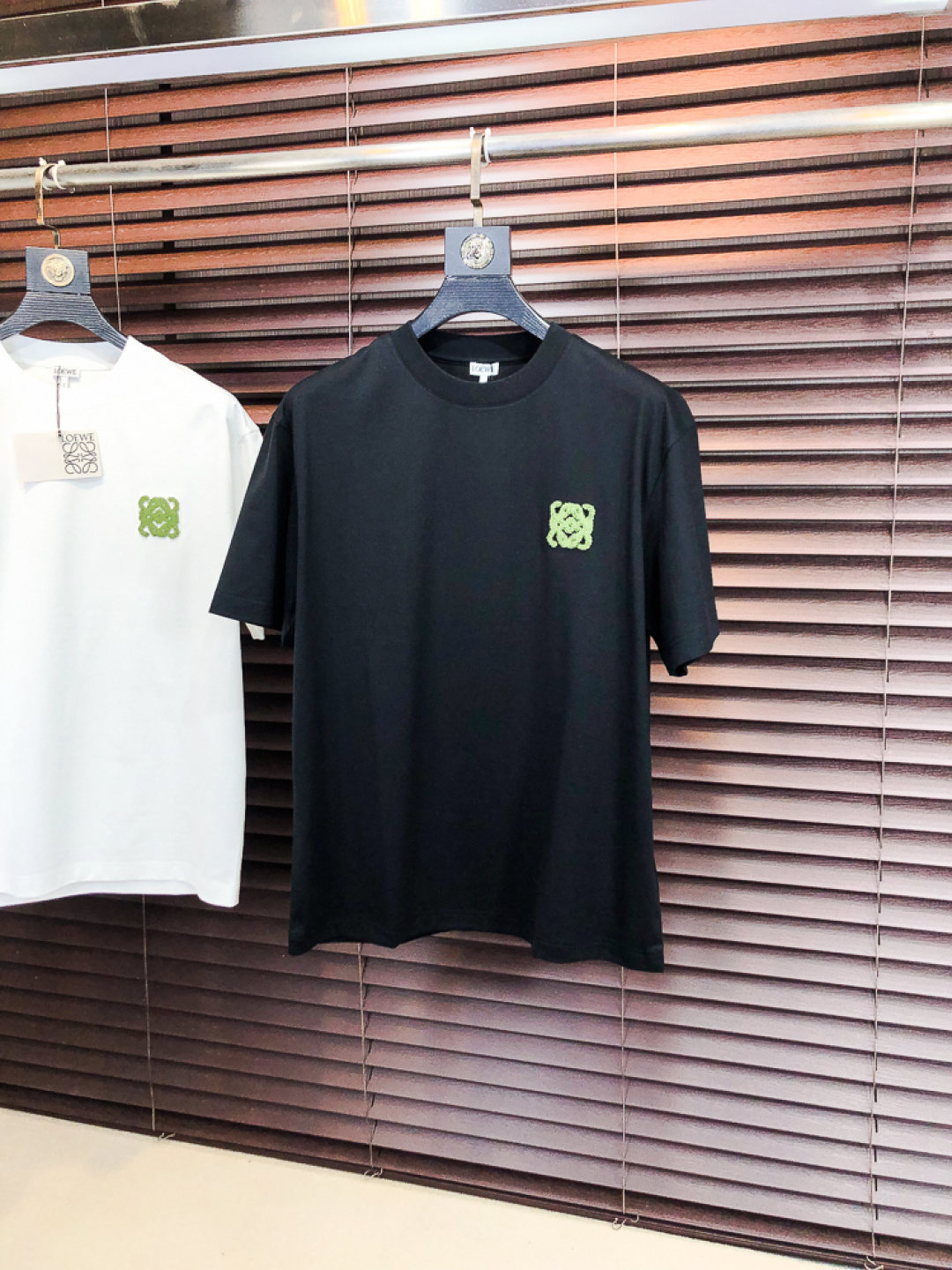 NO:726718,Replace after the year.. Loewe.26 new spring and summer T-shirt. This short-sleeved shirt is made of double-sided liquid ammonia cotton fabric. This fabric has a silky soft luster and feels smooth and delicate!  The double-veil weave structure has a good texture and is not easily deformed after long-term wear and washing. It truly achieves the same high-end quality as the counters. It not only demonstrates the high simplicity and nobility of the brand, but is not too complicated and conforms to the concept of simple summer wear. Size 48 50 52 54 56 48 wears 175/130, loewe, T-shirt, tees, t-shirt,19860909年后退换..罗意威.26春夏新品T恤  这款短袖采用了双面液氨棉面料,这块面料具有丝绸般的柔软光泽感,手感爽滑细腻！双面纱织结构,骨感好 久穿久洗不易变形,真正做到与专柜一样致的高端品质.  既彰显了品牌的高简约高贵,h又不会过于繁杂,f符合夏日简约穿搭的理念. 码数48 50 52 54 56 48穿175/130,,loewe,T-shirt,tees，t-shirt,,Men's clothing