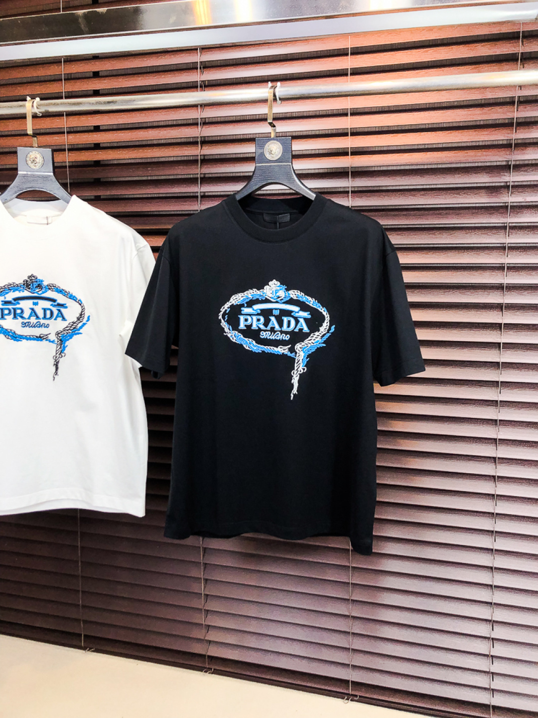 NO:726721,Replace after the year...Prada.26 new spring and summer T-shirt. This short-sleeved shirt is made of double-sided liquid ammonia cotton fabric. This fabric has a silky soft luster and feels smooth and delicate!  The double-veil weave structure has a good texture and is not easily deformed after long-term wear and washing. It truly achieves the same high-end quality as the counter. It not only demonstrates the high simplicity and nobility of the brand, but is not too complicated and conforms to the concept of simple summer wear. Size 48 50 52 54 56 48 wears 175/130, prada, T-shirt, tees, t-shirt,19860909年后退换..普拉达.26春夏新品T恤  这款短袖采用了双面液氨棉面料,这块面料具有丝绸般的柔软光泽感,手感爽滑细腻！双面纱织结构,骨感好 久穿久洗不易变形,真正做到与专柜一样致的高端品质.  既彰显了品牌的高简约高贵,h又不会过于繁杂,f符合夏日简约穿搭的理念. 码数48 50 52 54 56 48穿175/130,,prada,T-shirt,tees，t-shirt,,Men's clothing