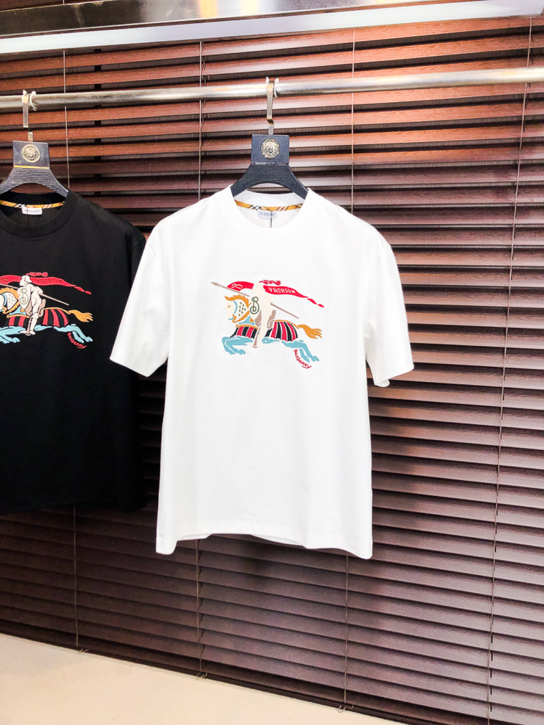 NO:726724,Replace after the year... Burberry. New T-shirt for spring and summer 26. This short-sleeved shirt is made of double-sided liquid ammonia cotton fabric. This fabric has a silky soft luster and feels smooth and delicate!  The double-veil weave structure has a good texture and is not easily deformed after long-term wear and washing. It truly achieves the same high-end quality as the counter. It not only demonstrates the brand's high simplicity and nobility, but is not too complicated, and is in line with the concept of simple summer wear. Size 48 50 52 54 56 48 wears 175/130, burberry, T-shirt, tees, t-shirt,19860909年后退换..巴宝莉. 26春夏新品T恤  这款短袖采用了双面液氨棉面料,这块面料具有丝绸般的柔软光泽感,手感爽滑细腻！双面纱织结构,骨感好 久穿久洗不易变形,真正做到与专柜一样致的高端品质.  既彰显了品牌的高简约高贵,h又不会过于繁杂,f符合夏日简约穿搭的理念. 码数48 50 52 54 56 48穿175/130,,burberry,T-shirt,tees，t-shirt,,Men's clothing